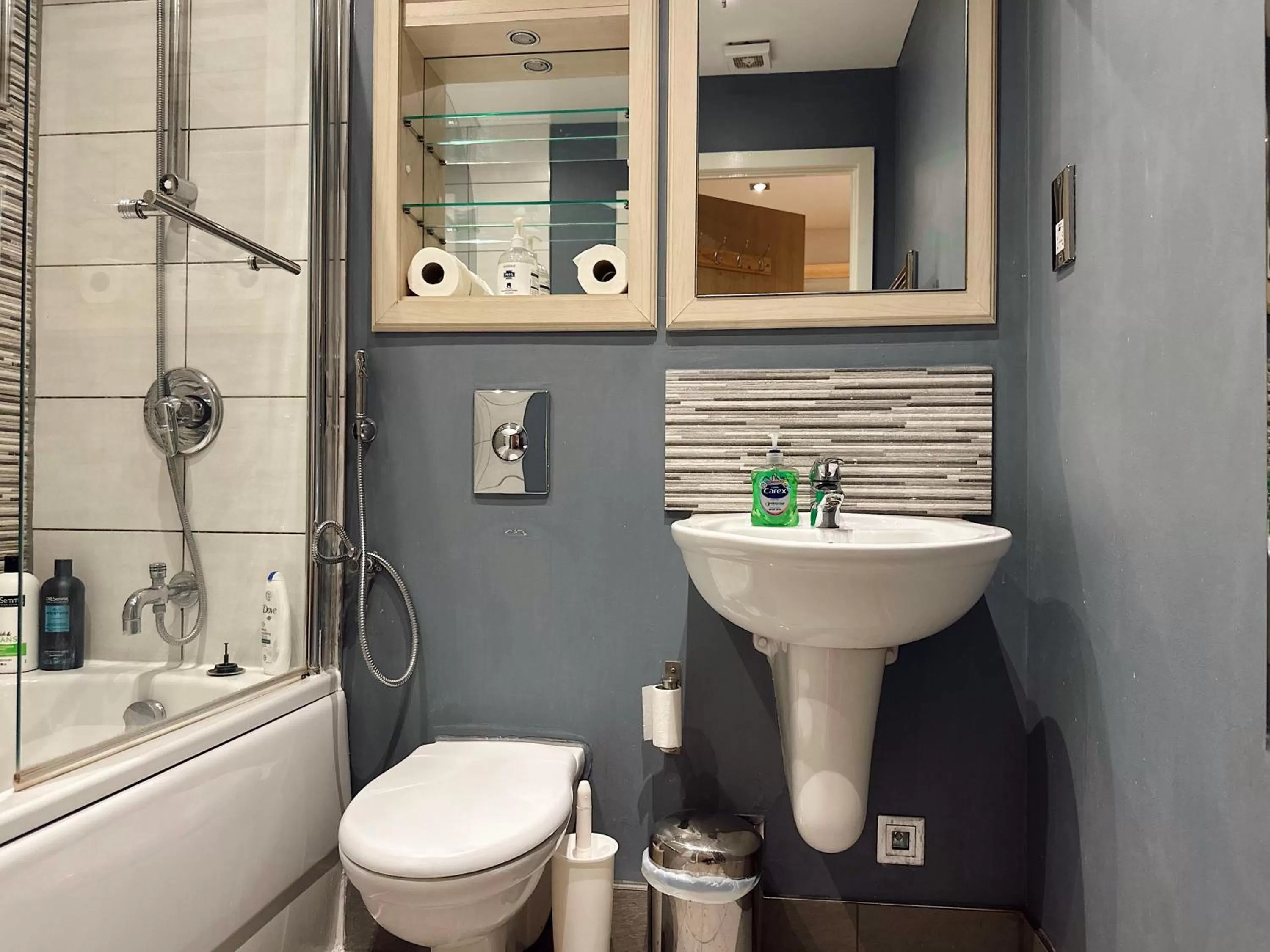 Toilet in Canary Wharf - Luxury Apartments