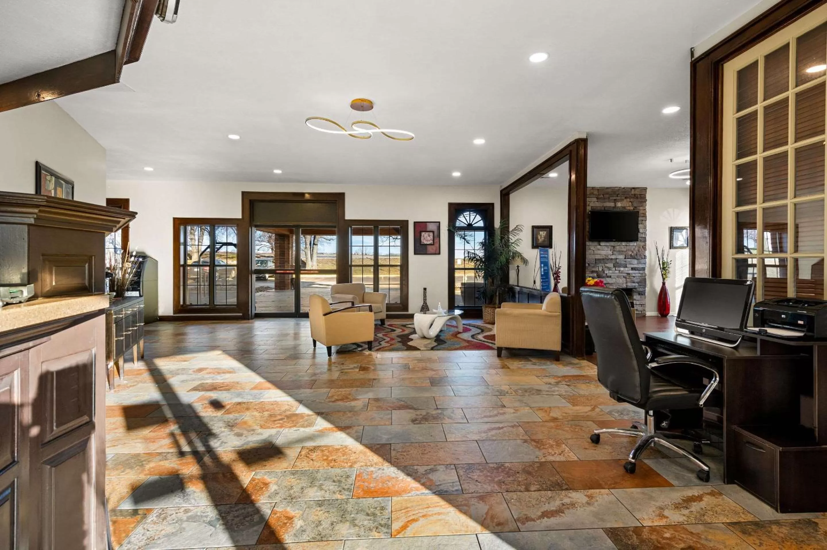 Lobby or reception in Suburban Studios Kansas City Airport North