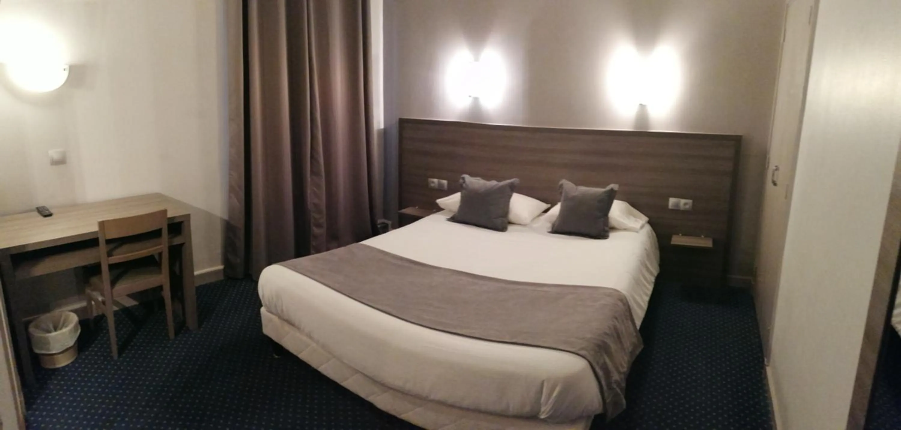 Property building, Bed in Logis Hôtel Saint Jacques