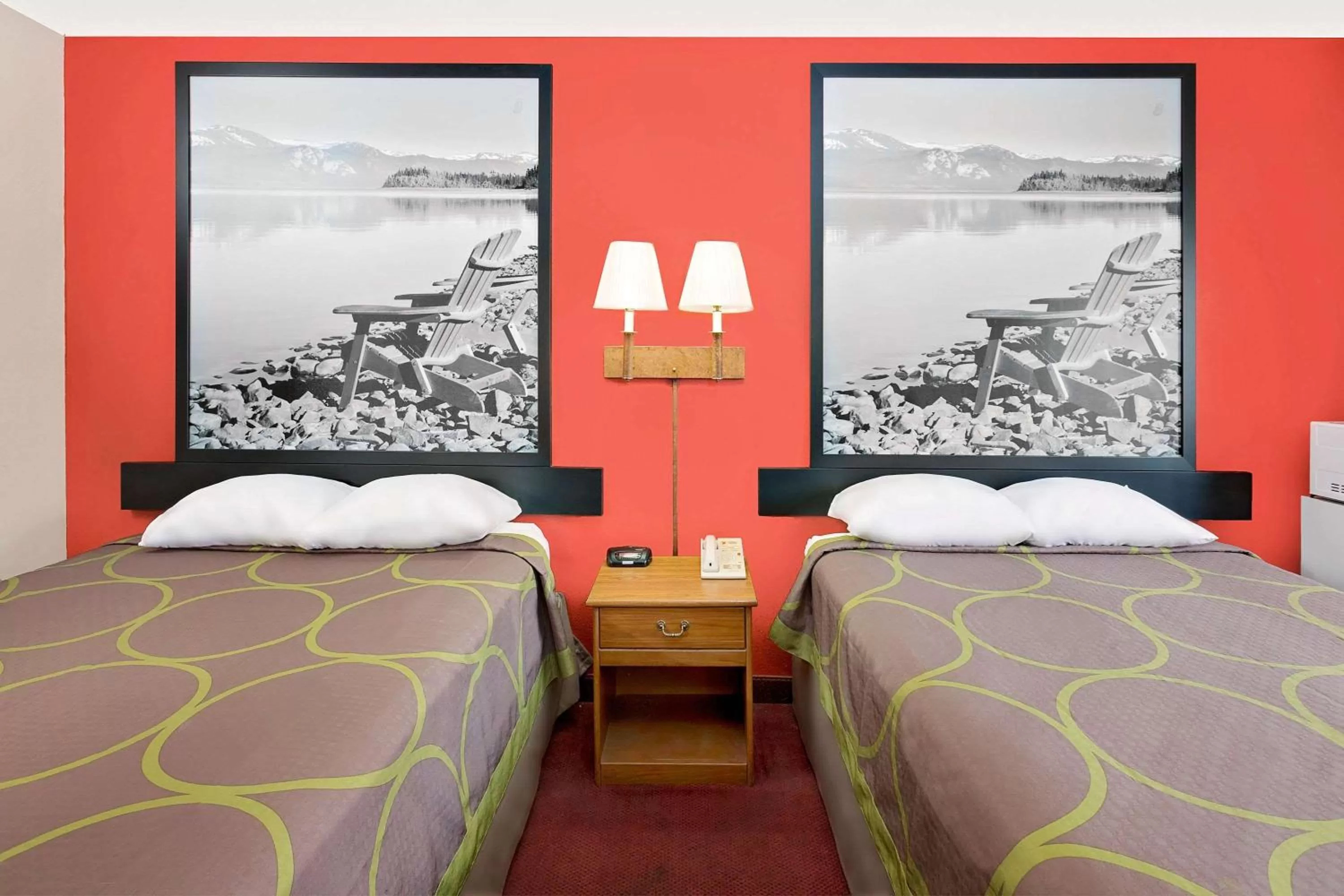 Photo of the whole room, Bed in Super 8 by Wyndham Mound City