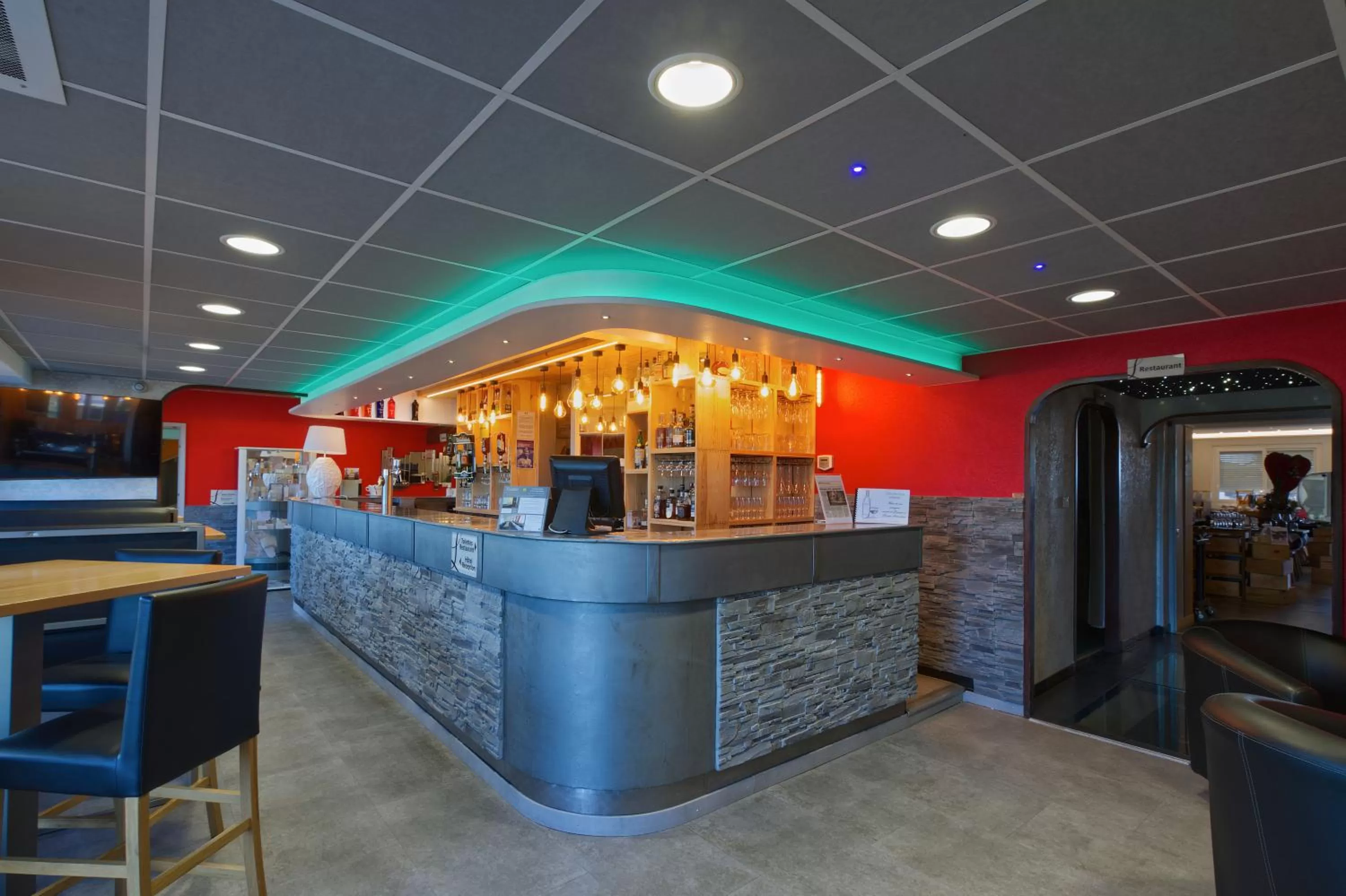 Lounge or bar in Logis Hôtel Centrotel et Spa Bulles d'Allier