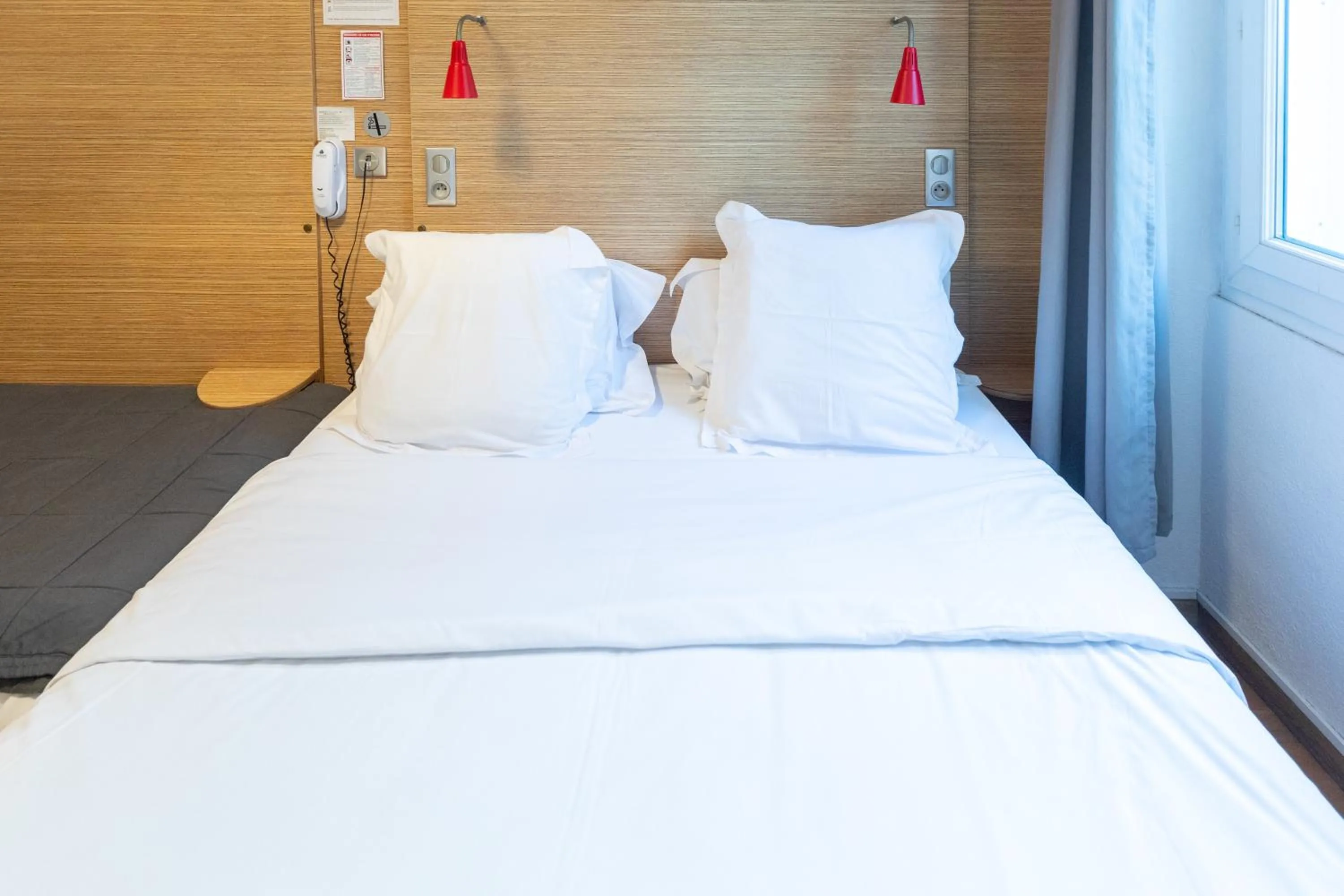 Bed in Hôtel Edmond Rostand