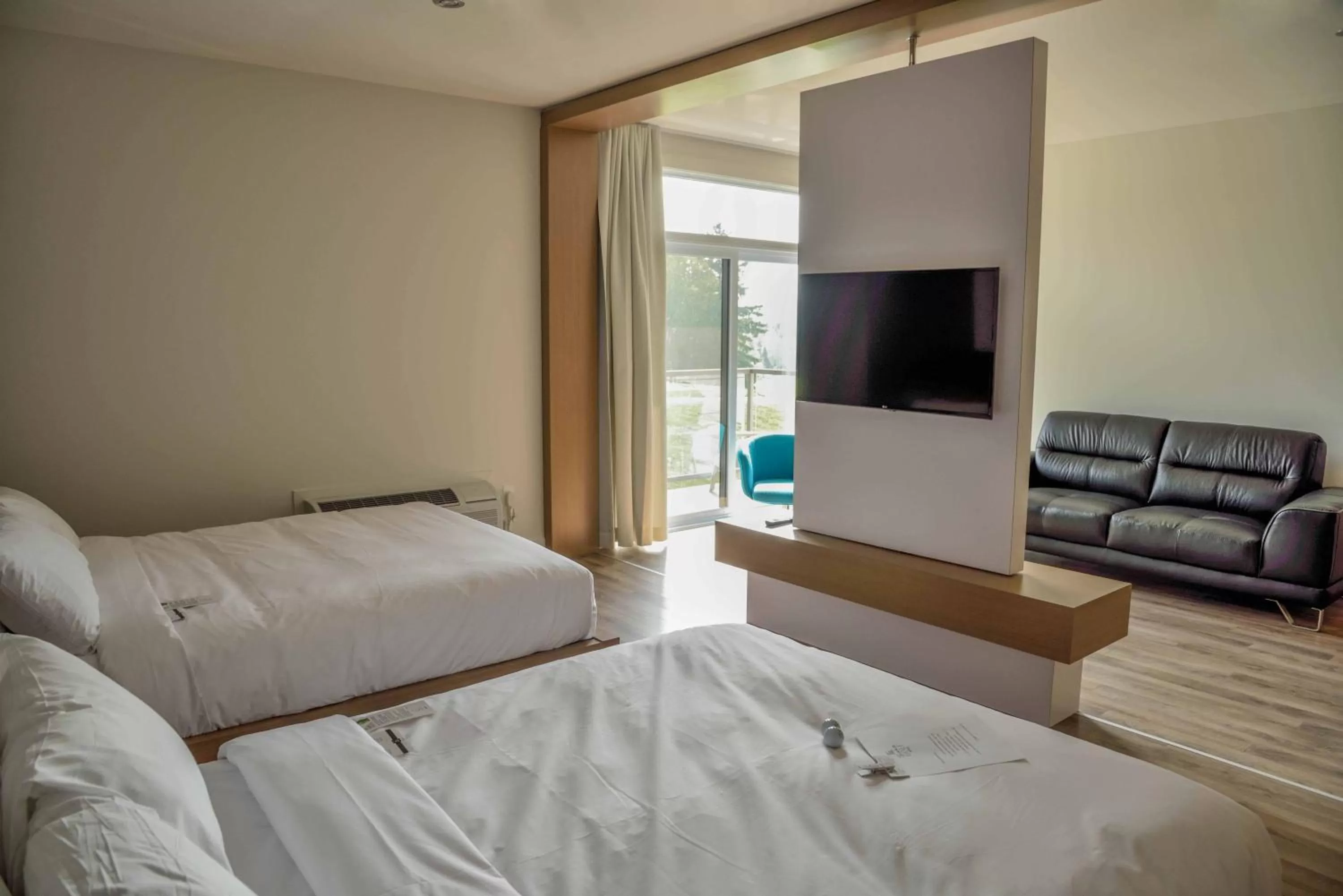 Photo of the whole room, Bed in La Cache du Golf