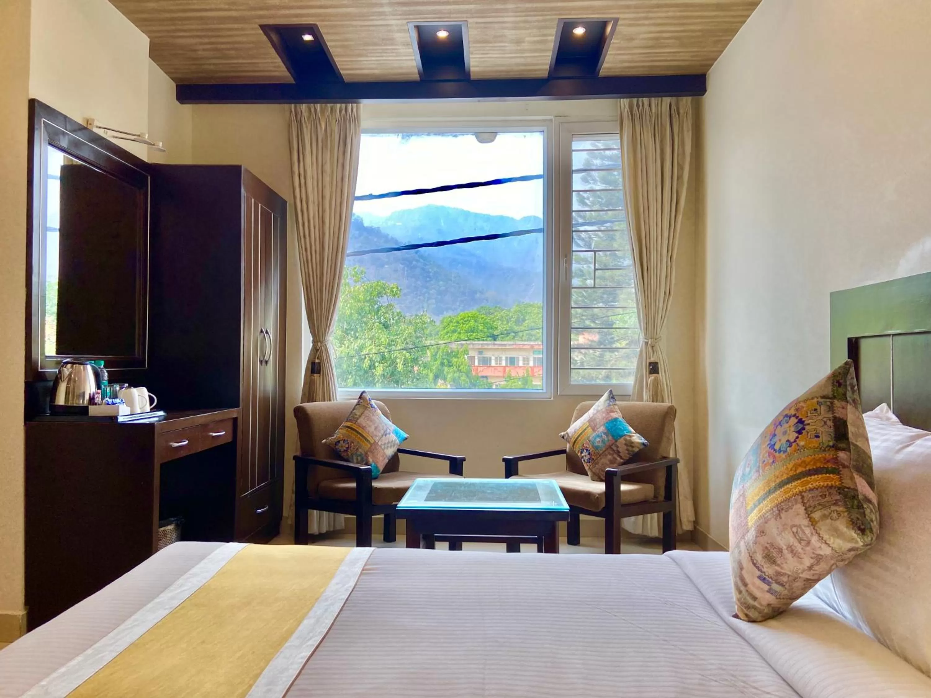 Living room, Bed in Hotel Green View - Behind Pramarth Niketan