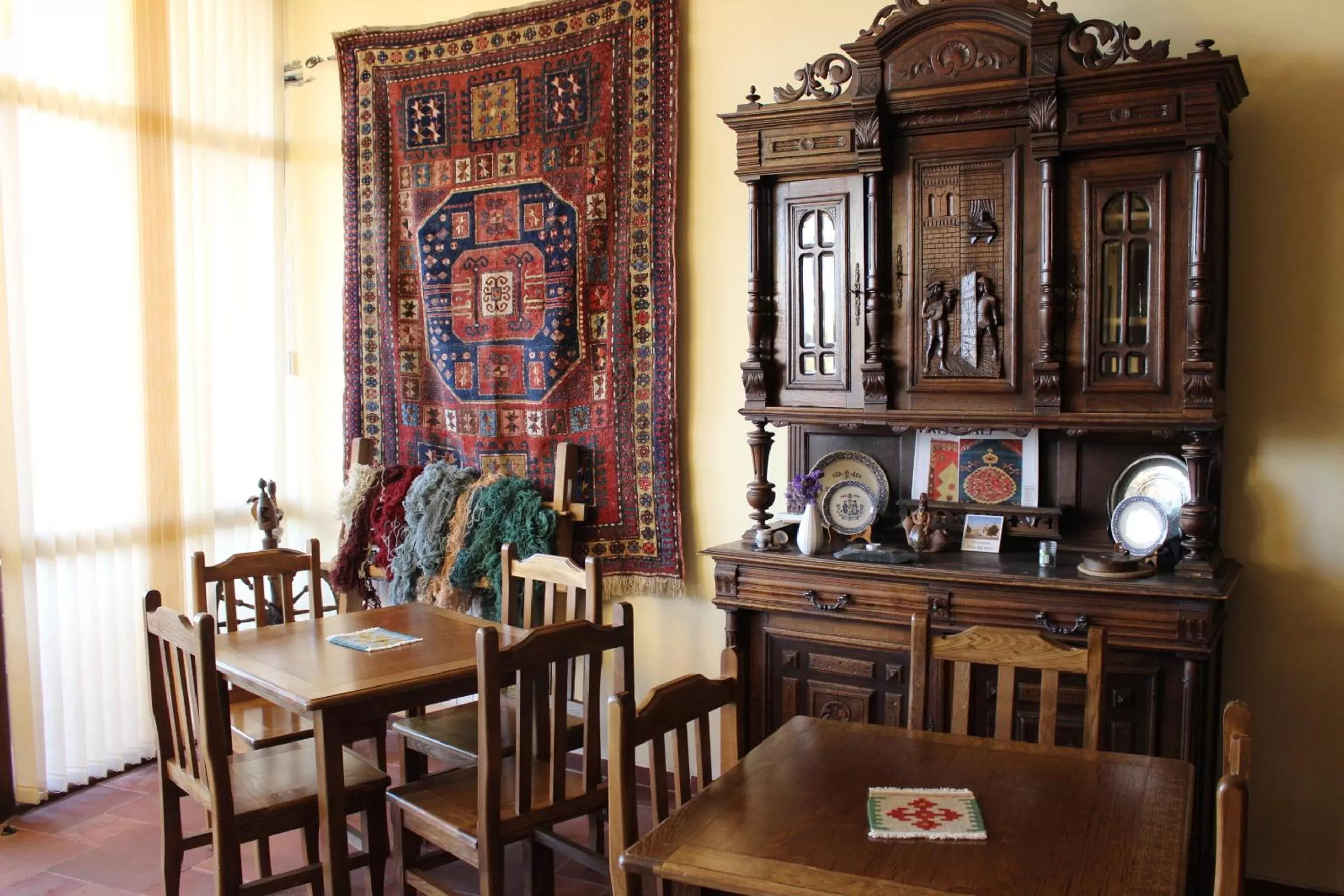 Restaurant/places to eat in Silk Road Hotel