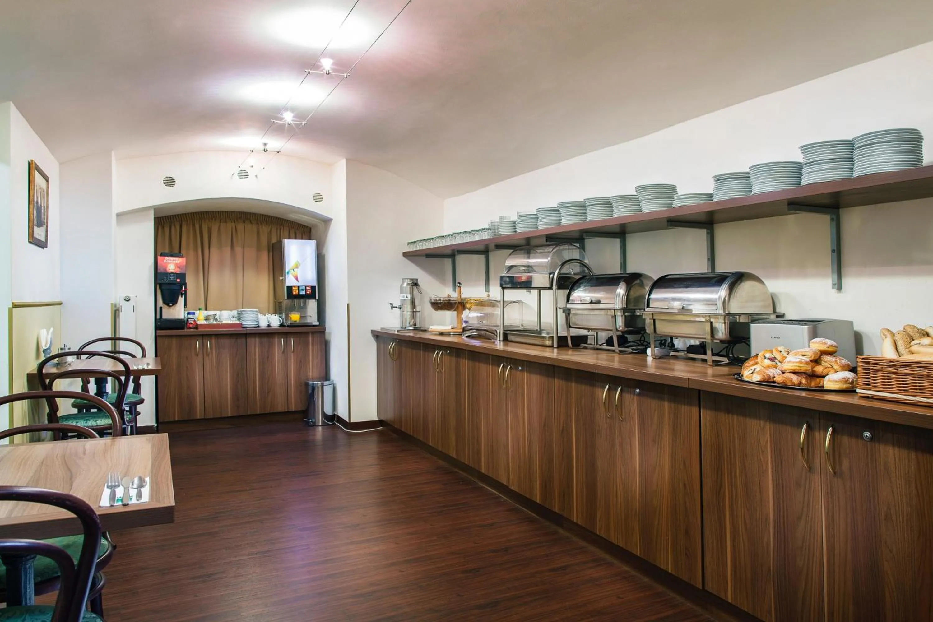 Restaurant/places to eat in Hotel Taurus