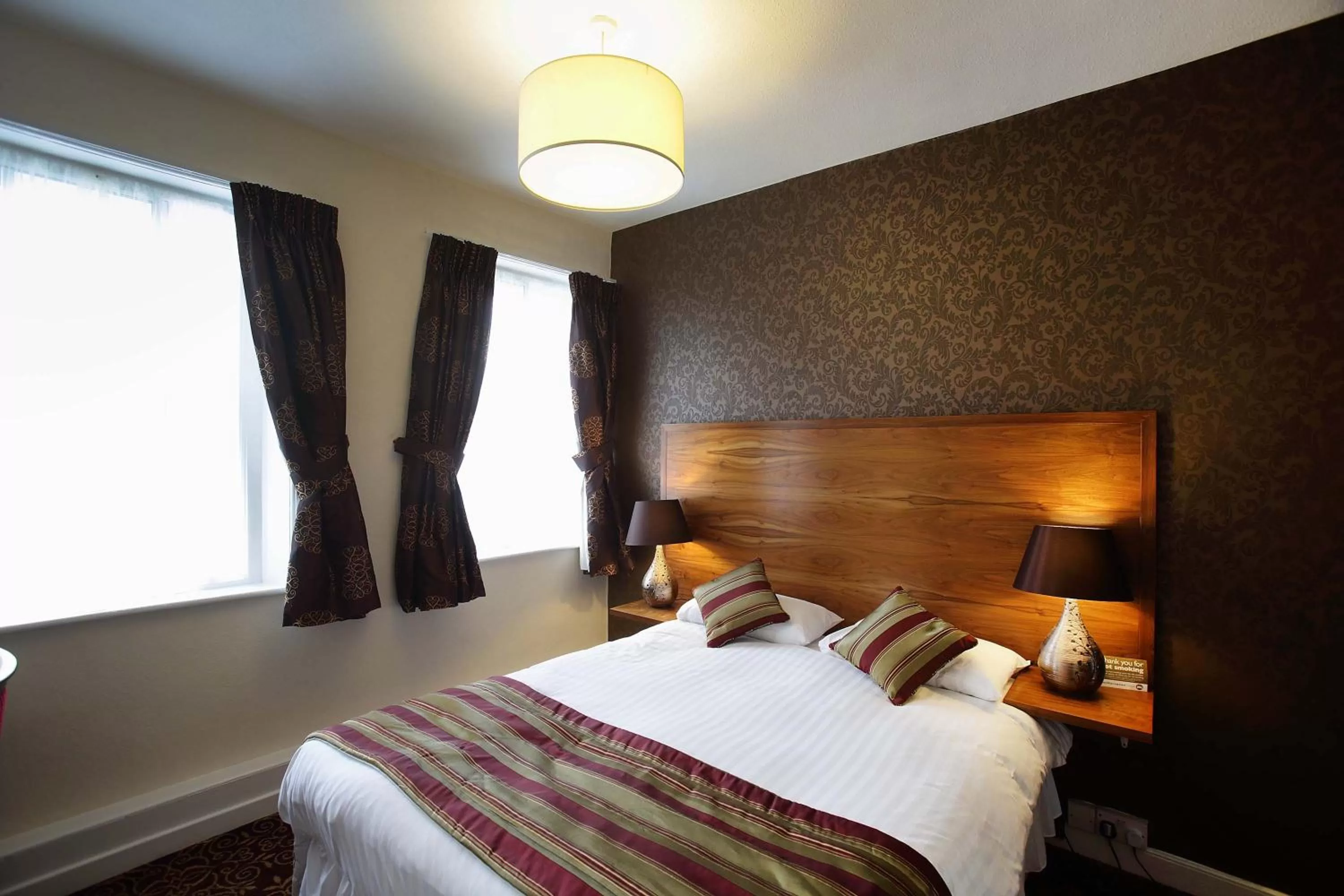 Bedroom, Bed in The Three Tuns Hotel Wetherspoon