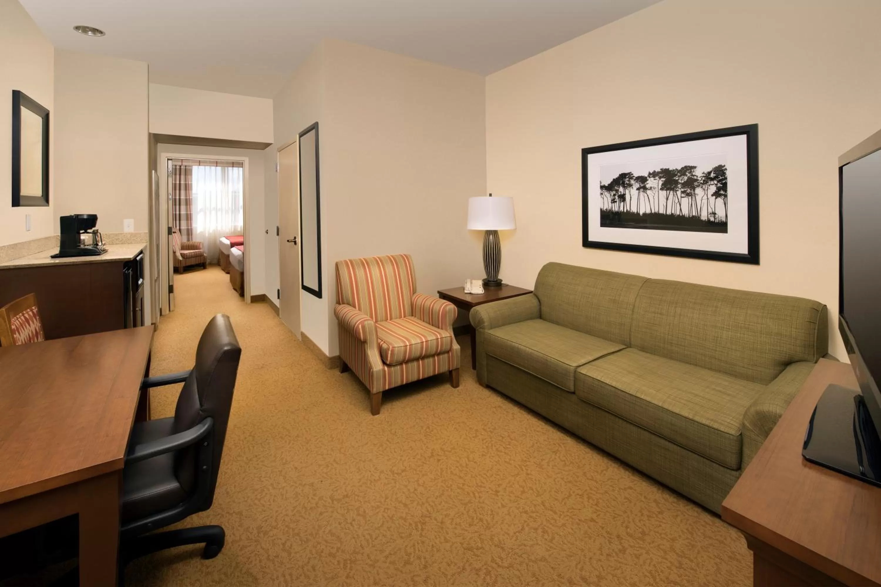 Living room in Country Inn & Suites by Radisson, Houston Intercontinental Airport East, TX