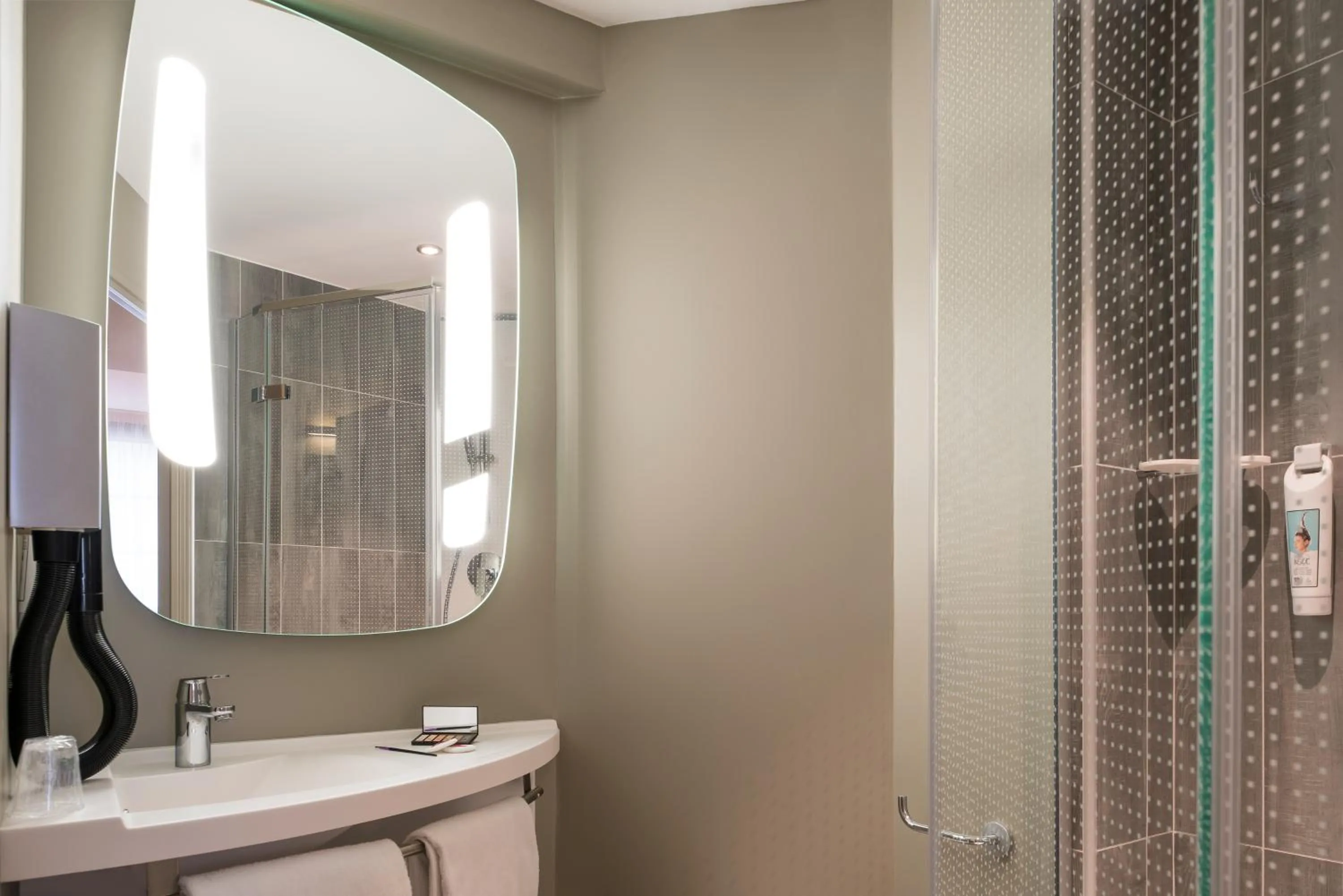 Bathroom in ibis Saint Germain en Laye Centre