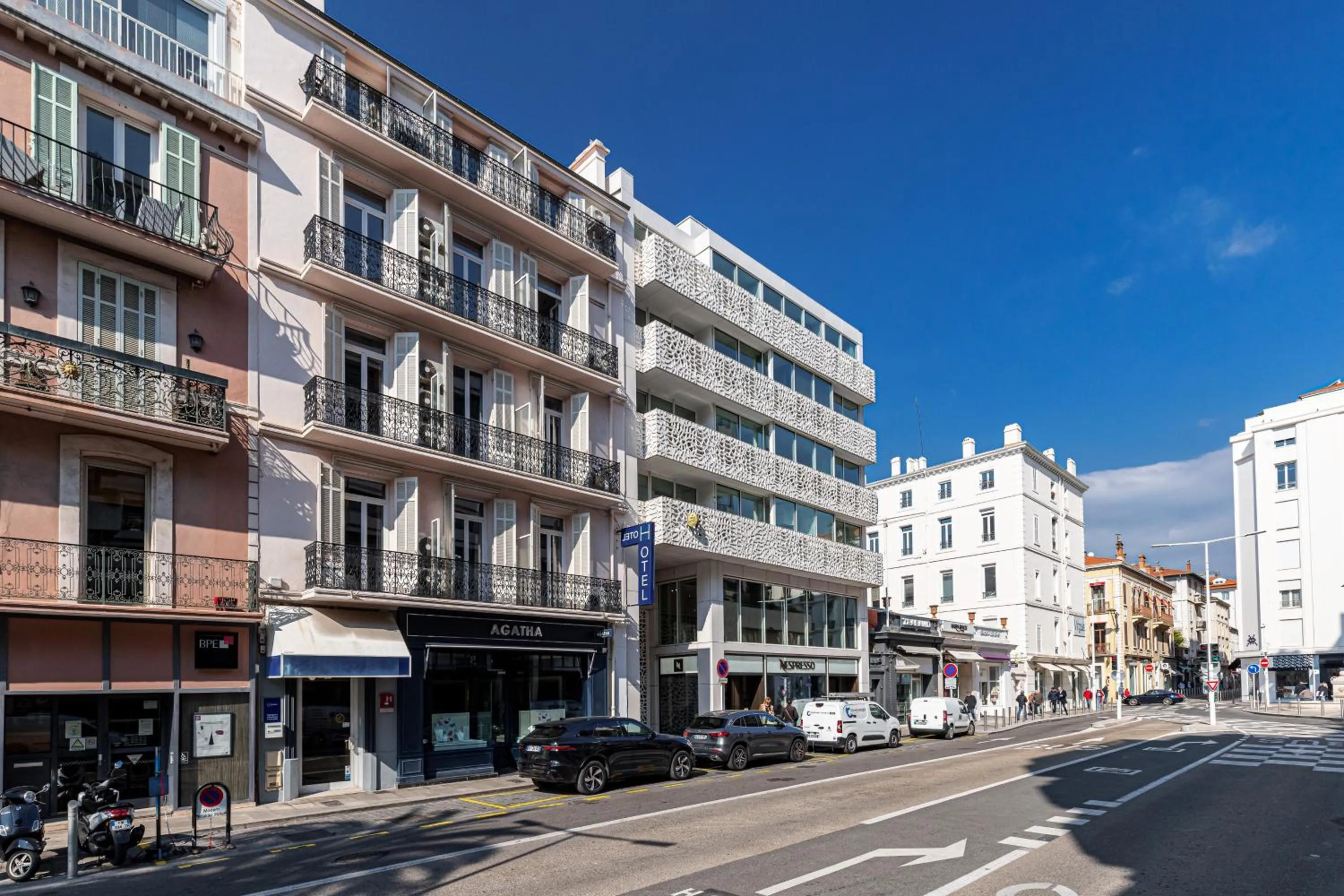 Facade/entrance in Naomi Cannes