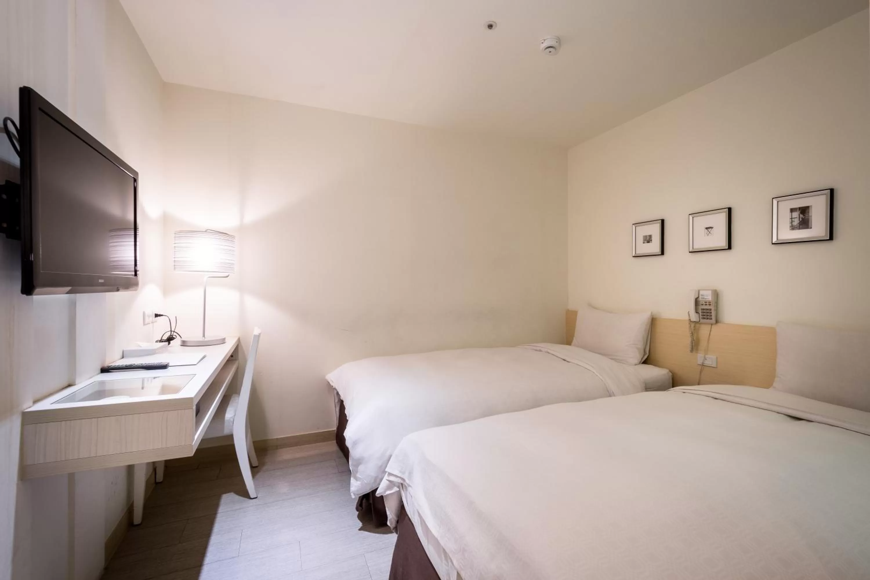 Photo of the whole room, Bed in Wemeet Hotel Taipei