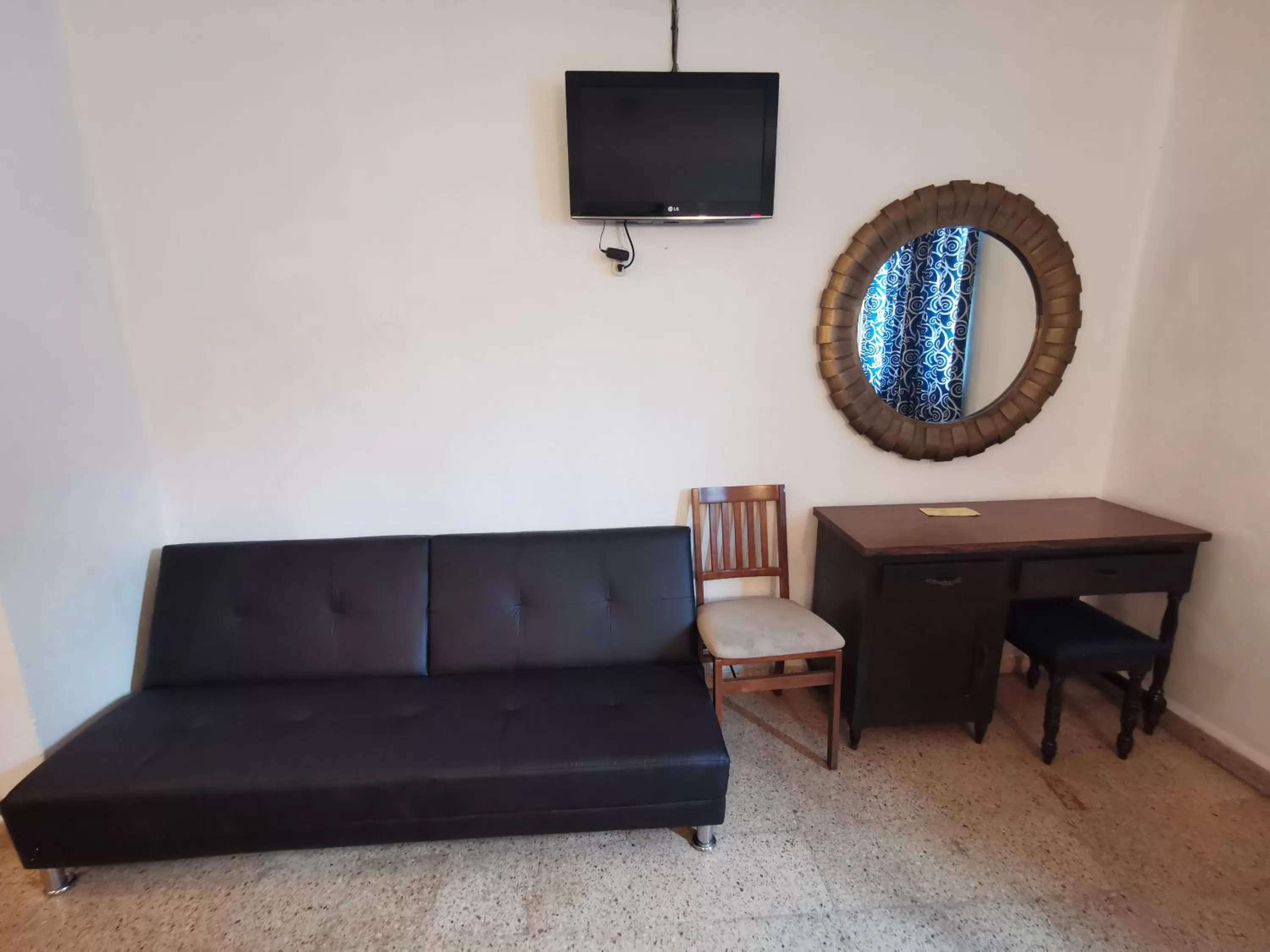 TV and multimedia in Hotel Las Dalias Inn