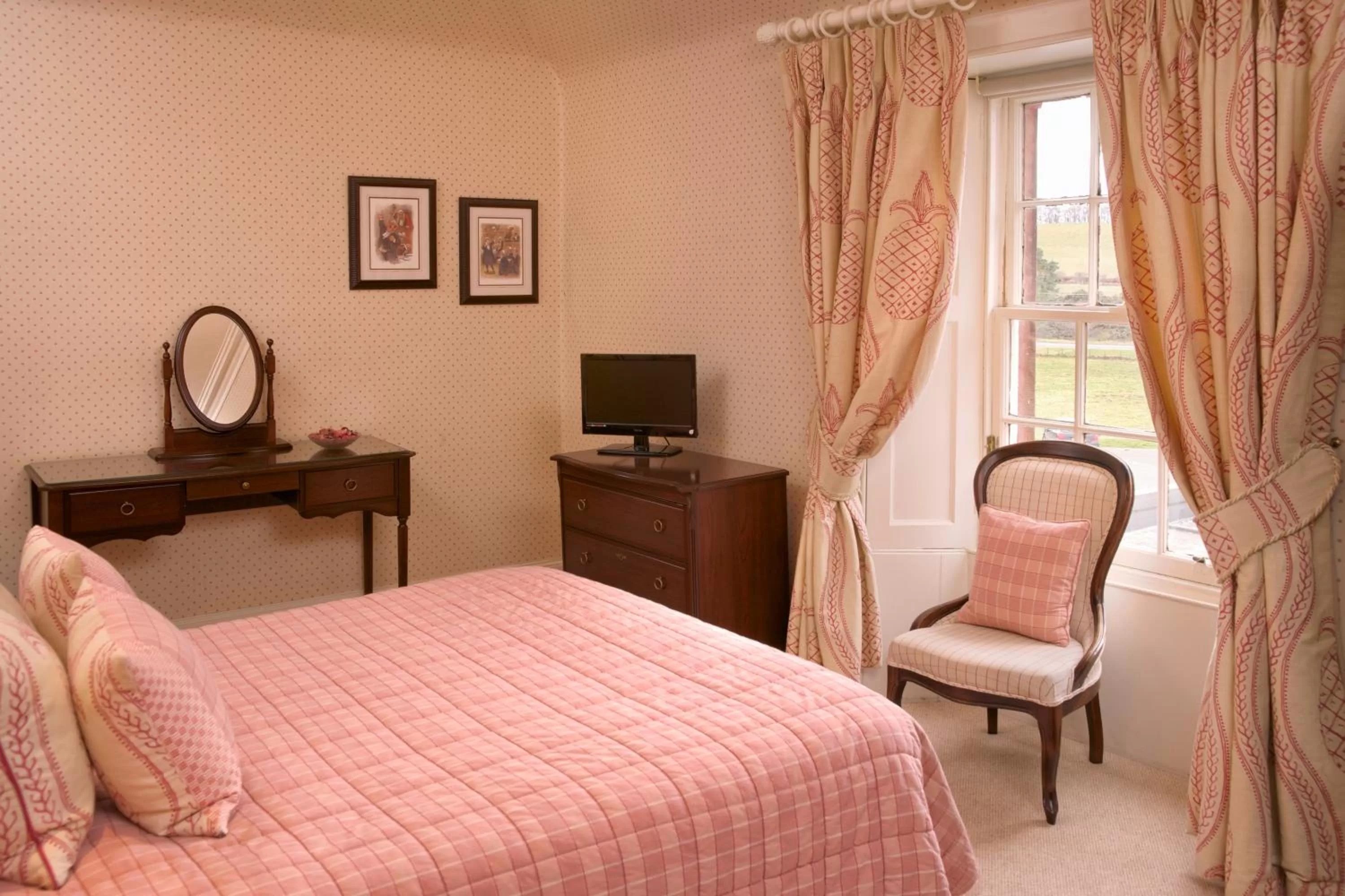 Photo of the whole room, Bed in Carfraemill