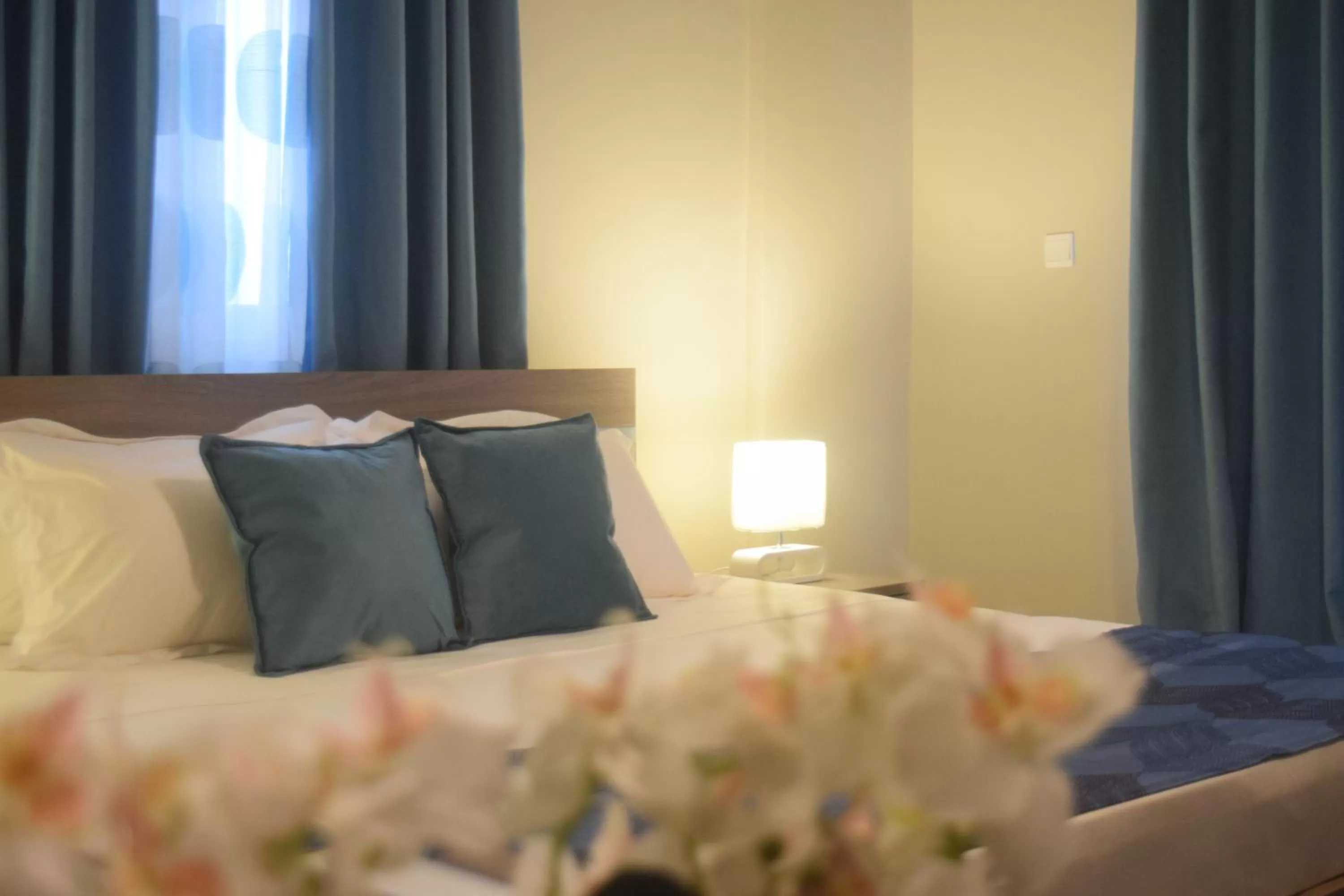 Bedroom, Bed in Montecito Apartments