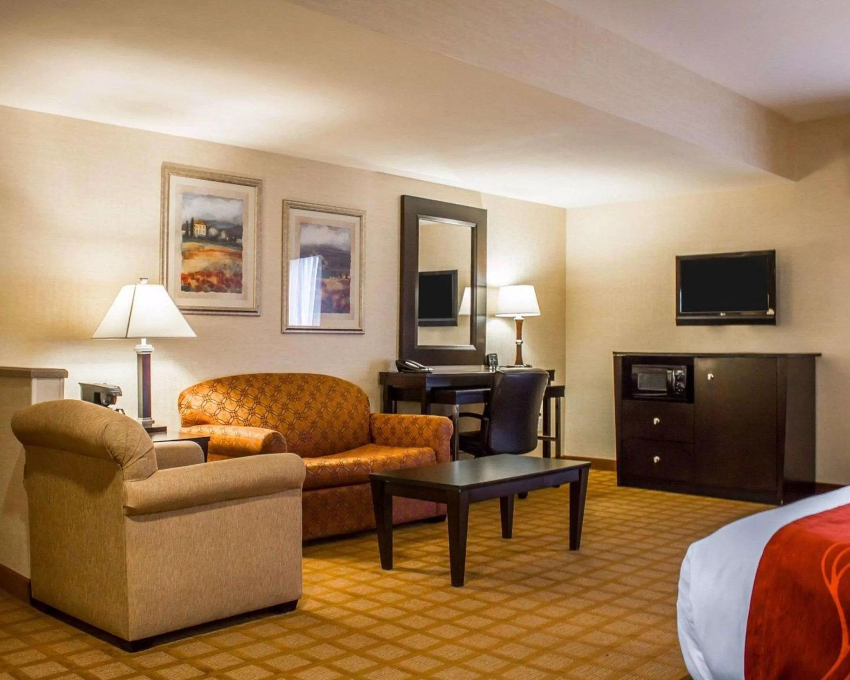 Photo of the whole room in Comfort Suites Edinboro