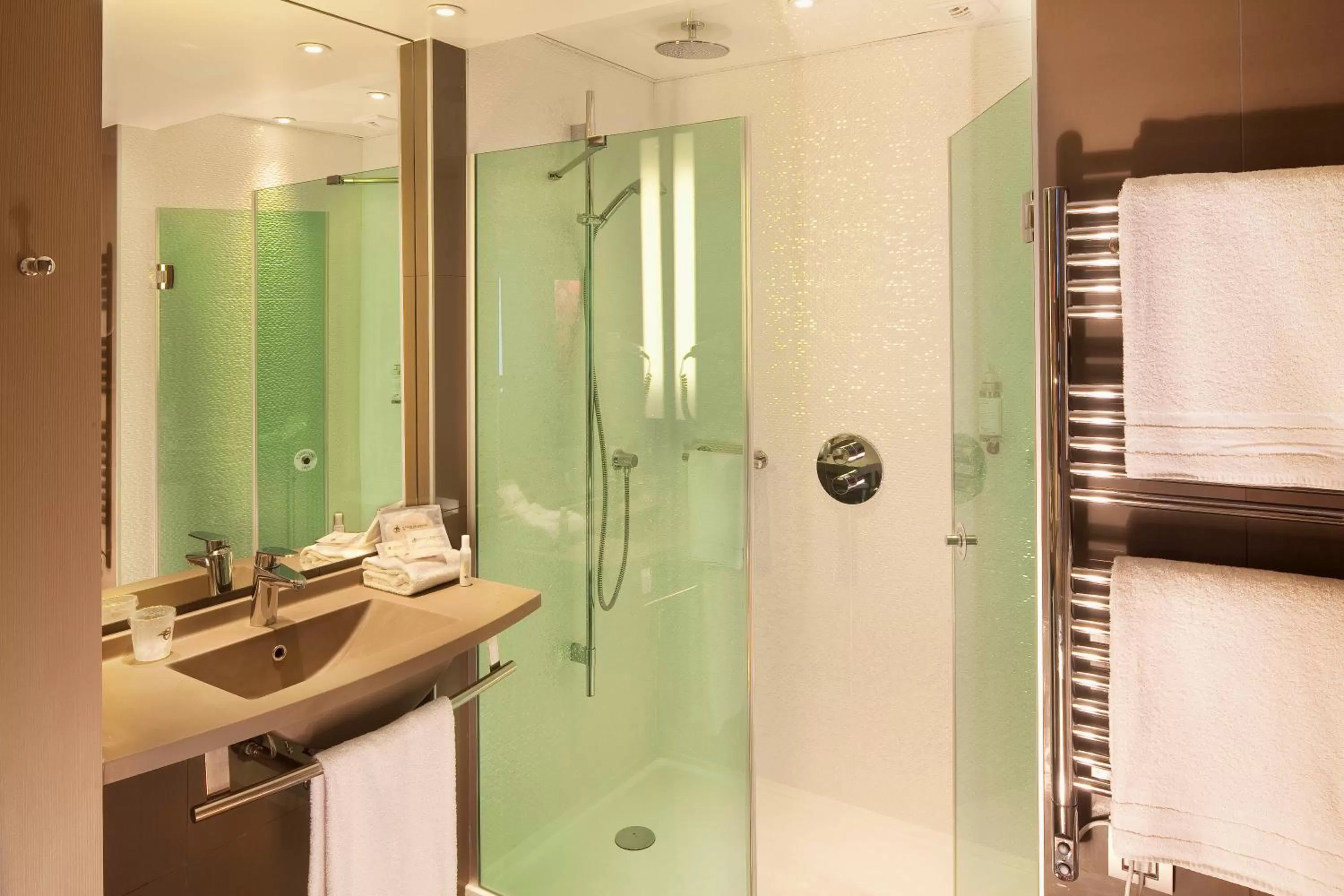 Bathroom in Hôtel & SPA Oceania L'Univers Tours