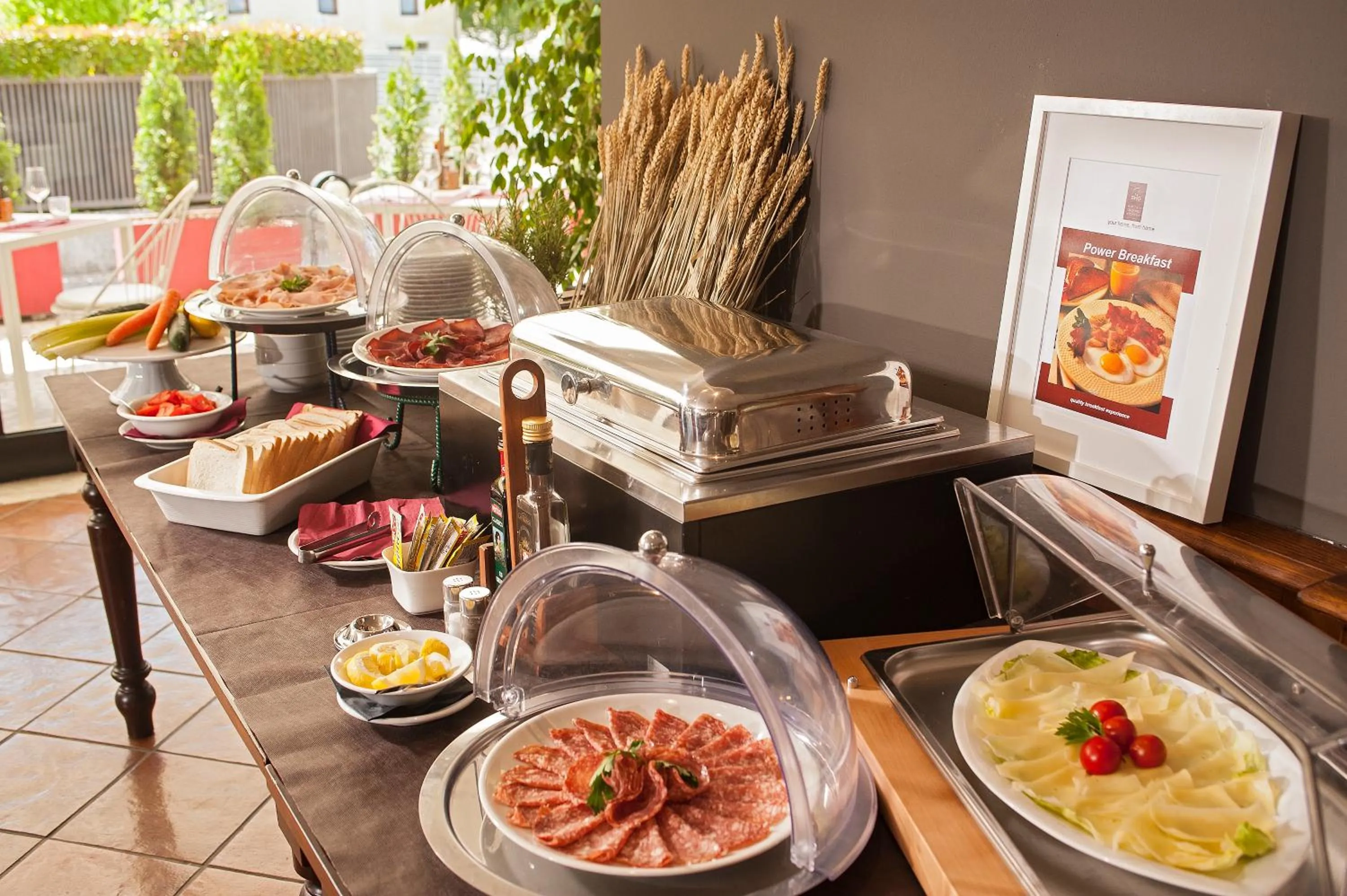 Restaurant/places to eat in SHG Hotel De La Ville