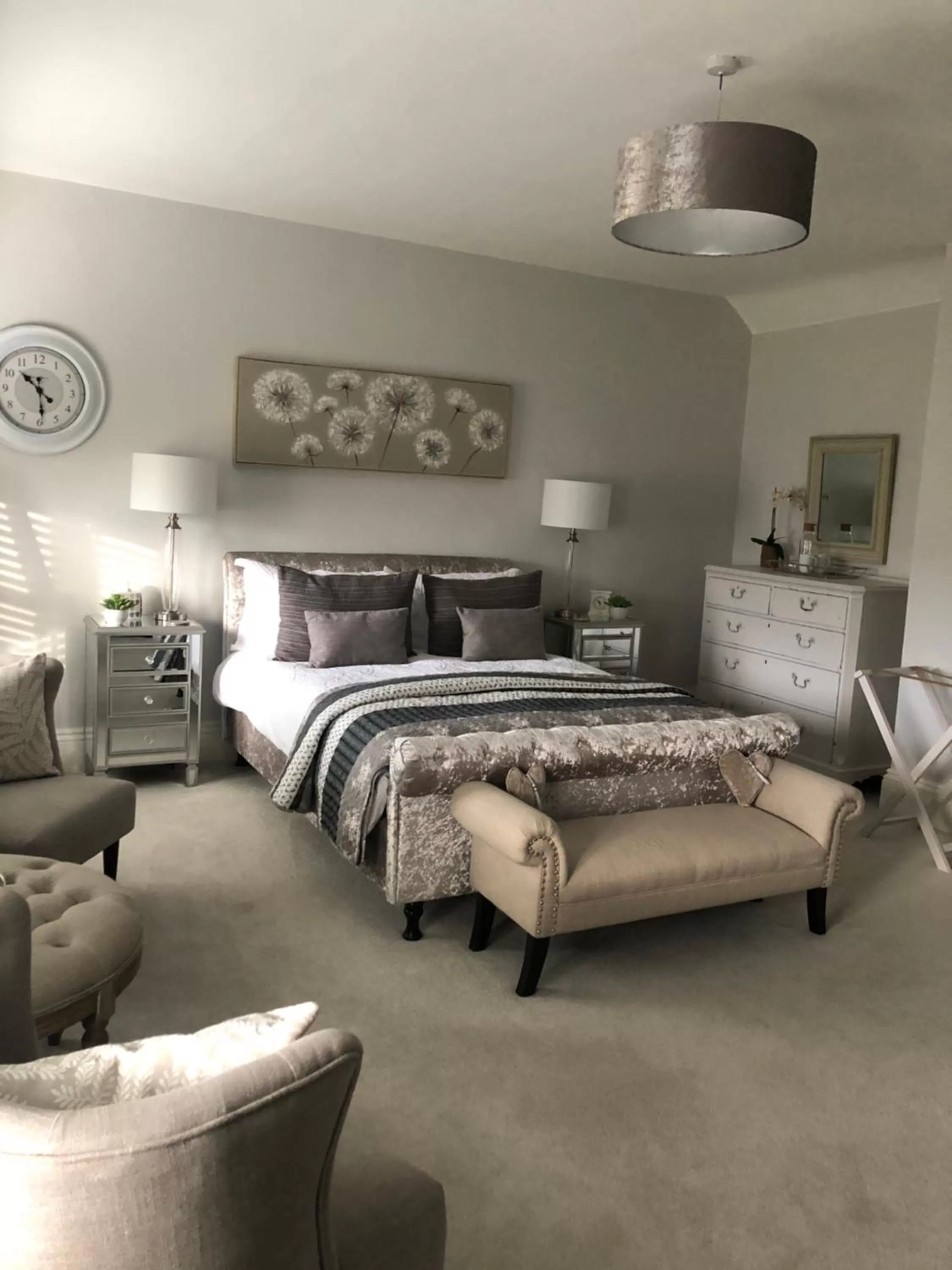 Bed, Seating Area in The Skreen