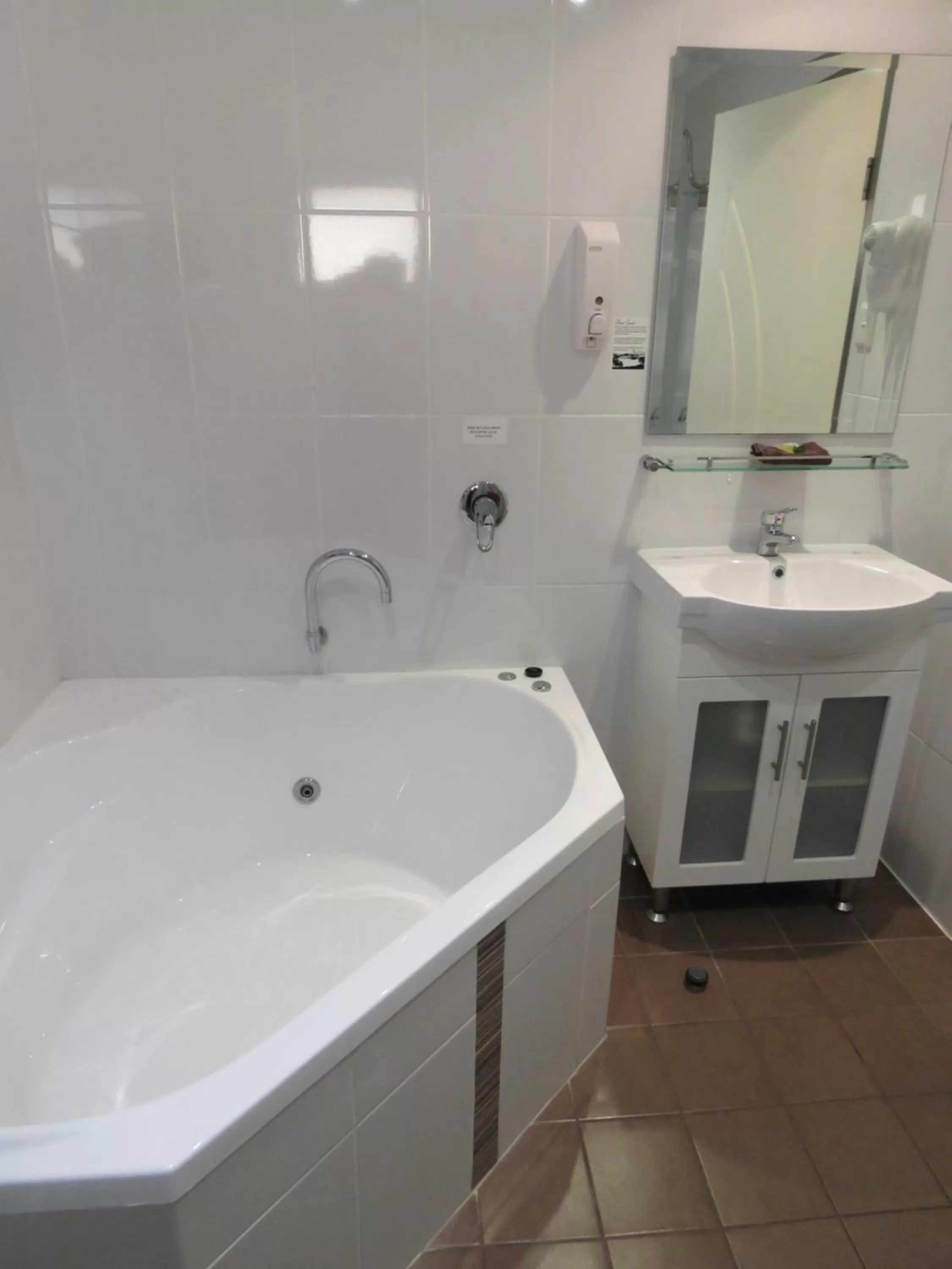 Bathroom in Emerald Gardens Motel & Apartments