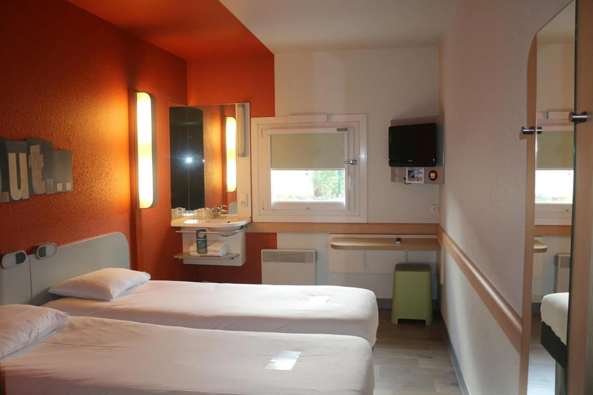 Twin Room in ibis budget Cergy Pierrelaye
