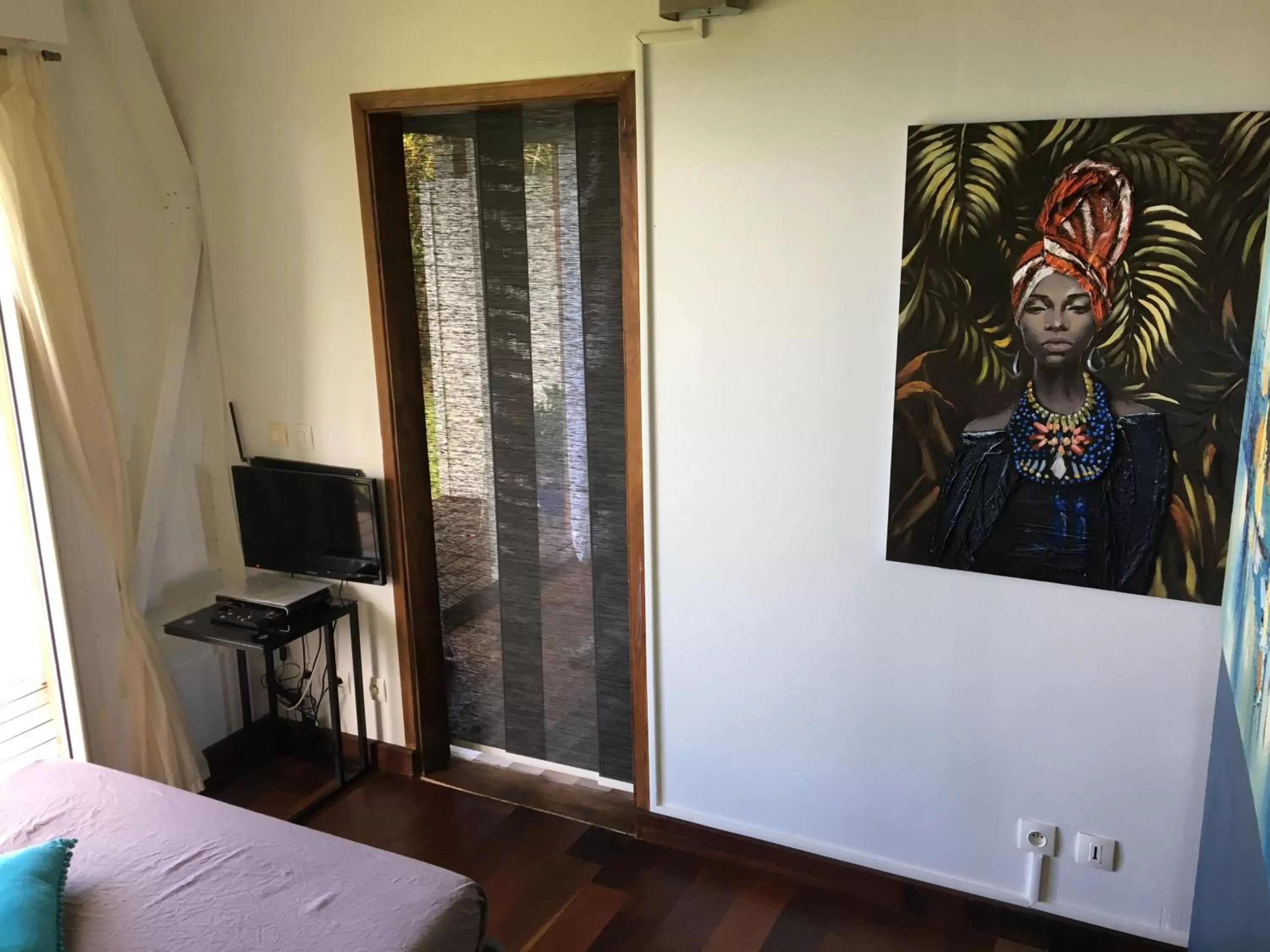 TV/Entertainment Center in Villa Cajou (Chambre d'hôtes chez l'habitant)