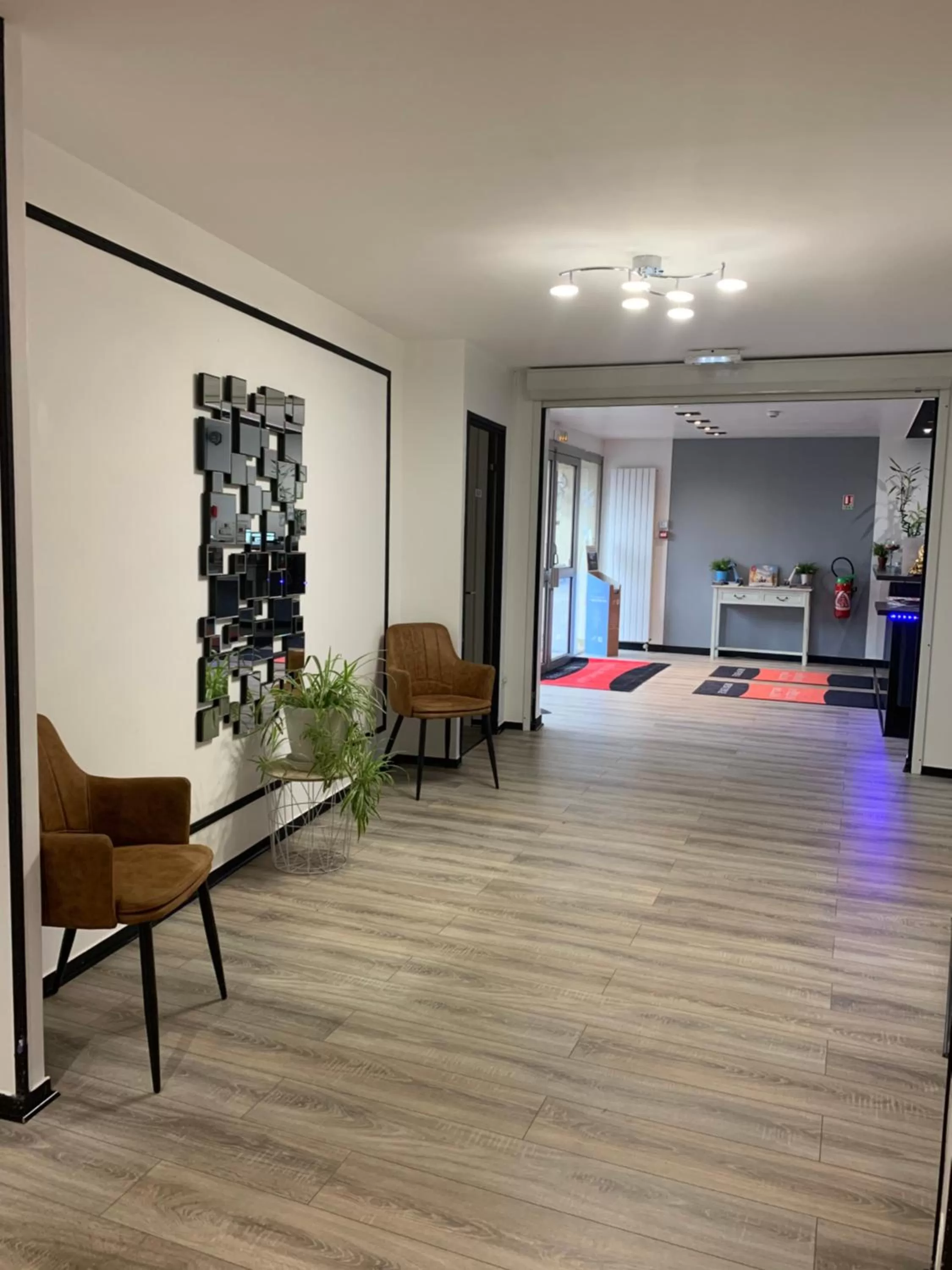 Lobby or reception in Hôtel Au Relais des Lilas