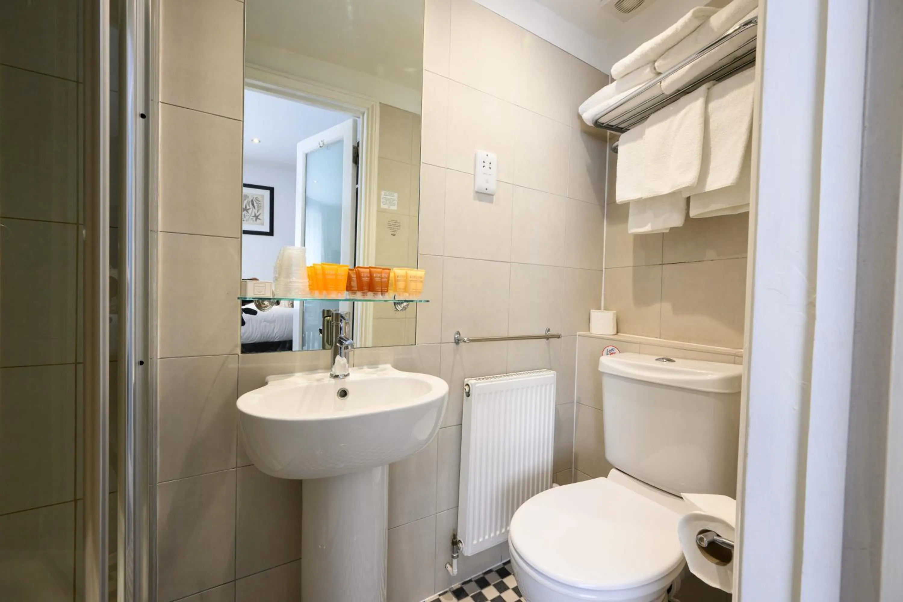 Shower in Duke Of Leinster Hotel