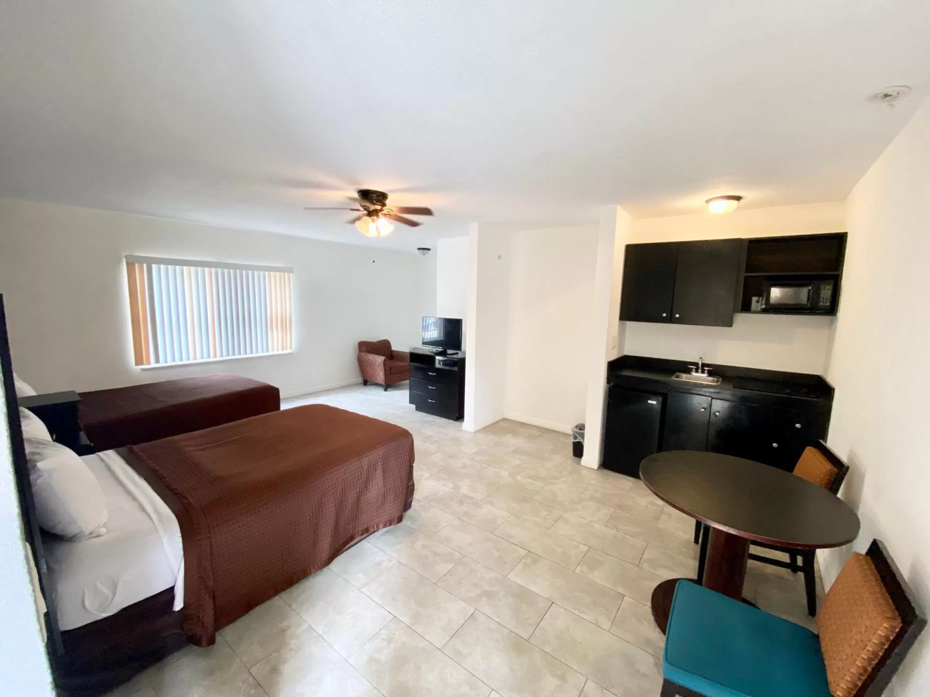 Photo of the whole room, Bed in Tarpon Inn