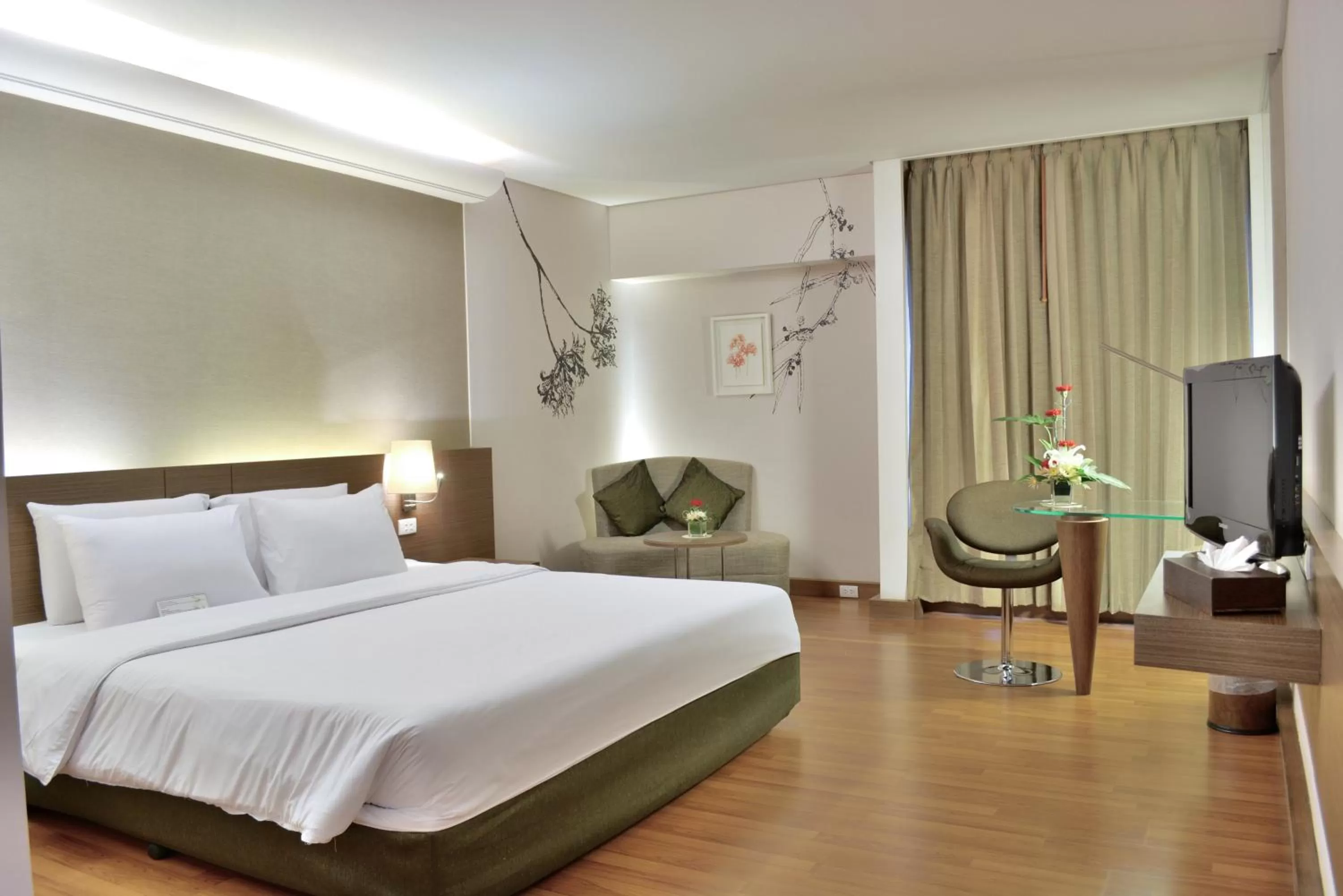 Photo of the whole room, Bed in Rama Gardens Hotel Bangkok