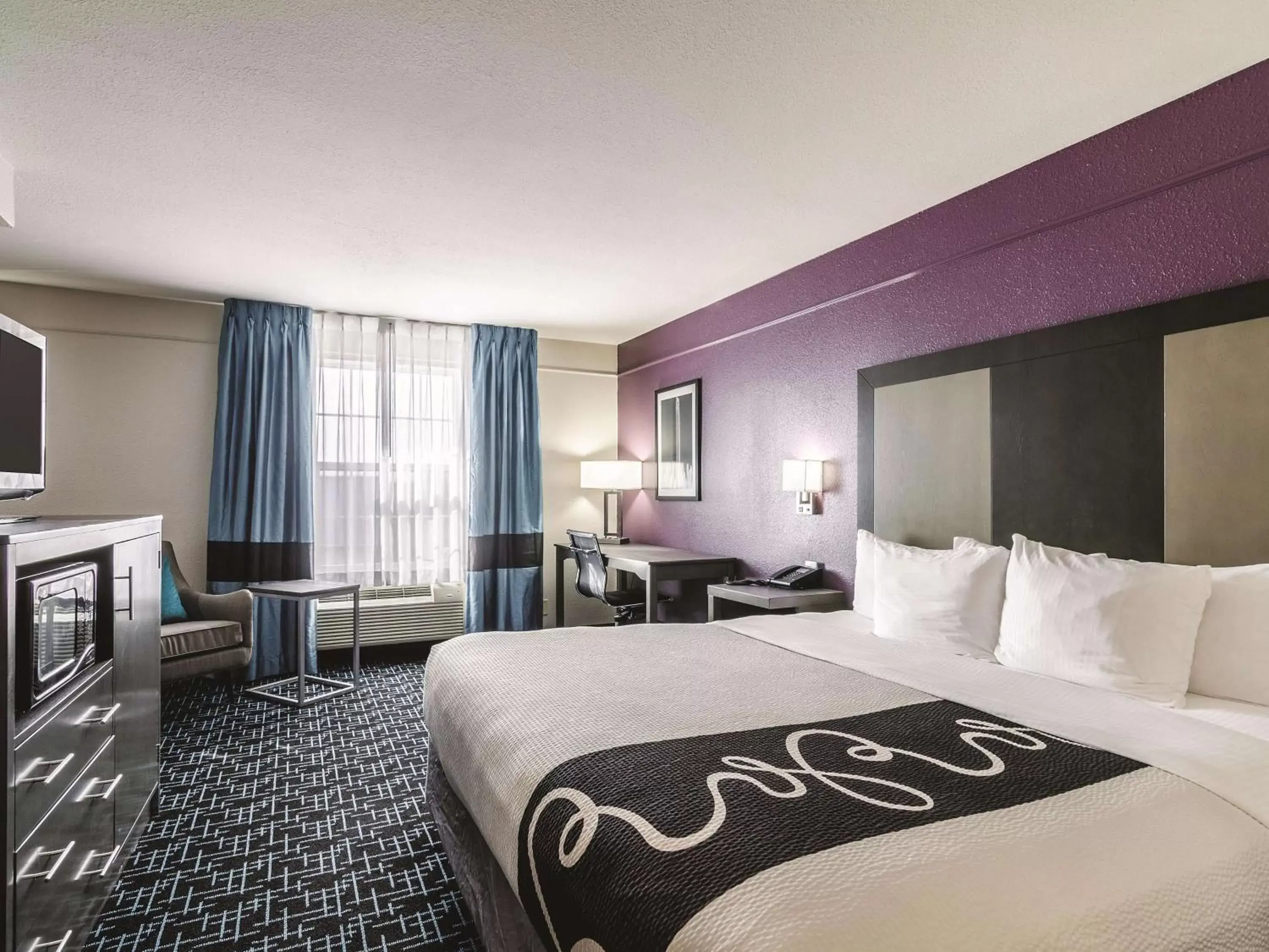 Deluxe King Room - Non-Smoking in La Quinta by Wyndham Kansas City Airport Deluxe King Room - Non-Smoking in La Quinta by Wyndham Kansas City Airport