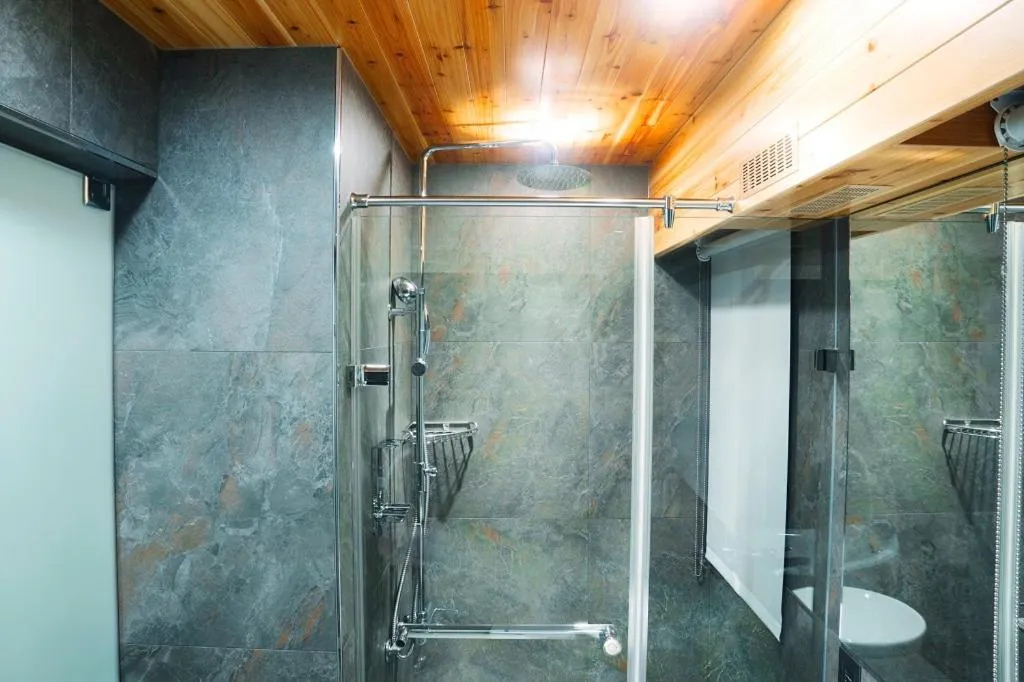 Shower in Hotel I Journey