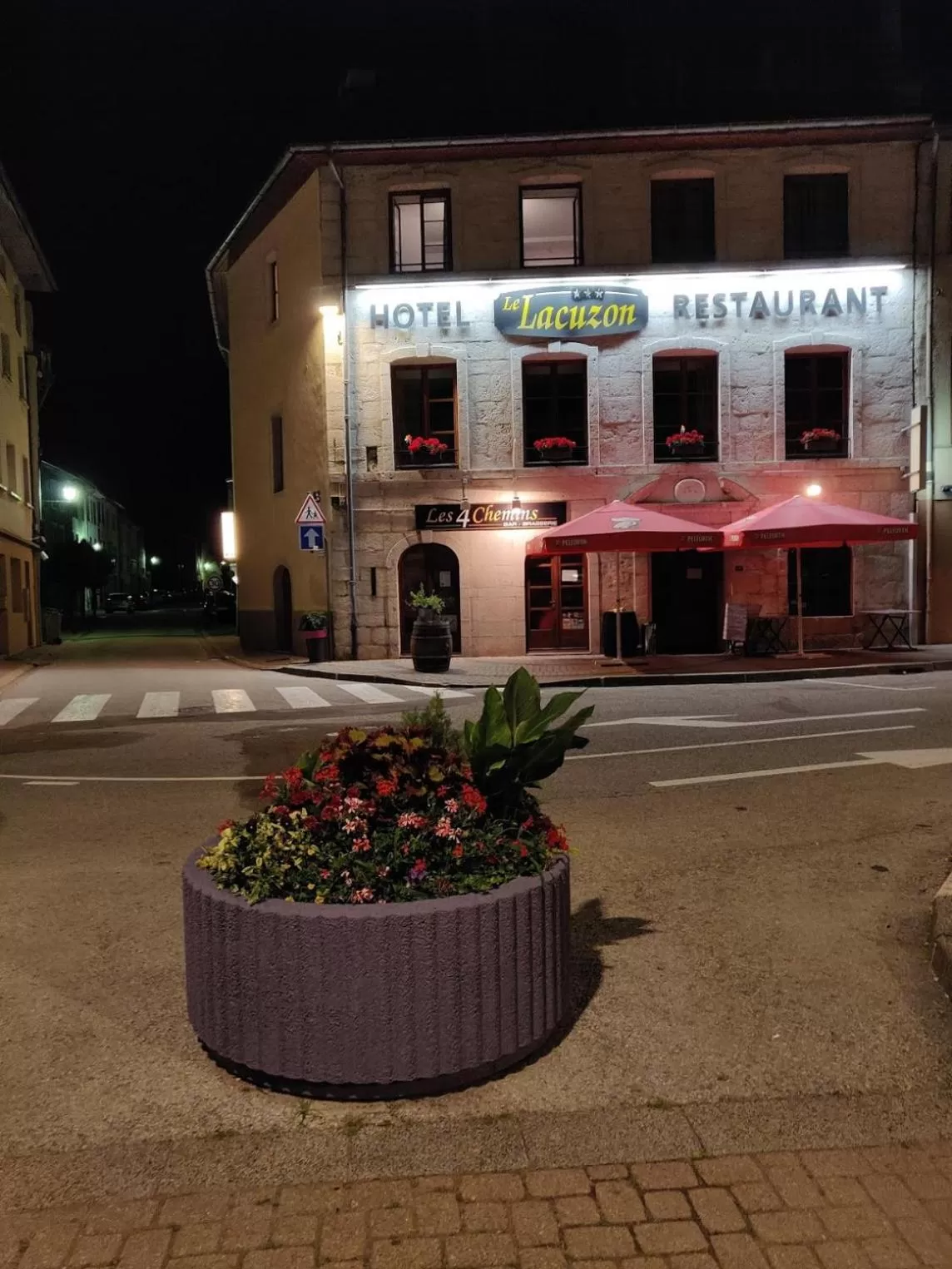 Night in Hôtel Le Lacuzon