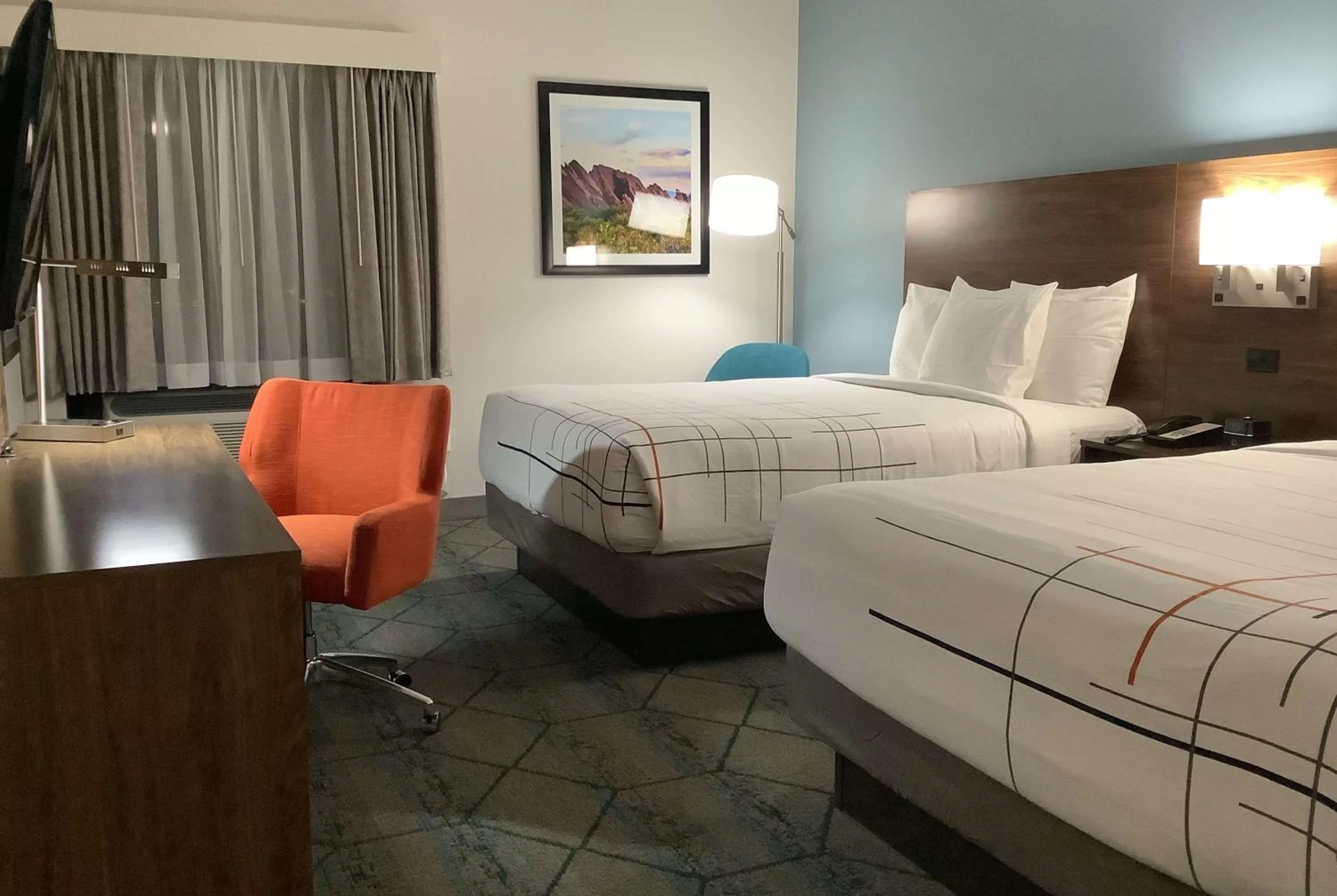 Photo of the whole room, Bed in La Quinta Inn & Suites by Wyndham Littleton-Red Rocks