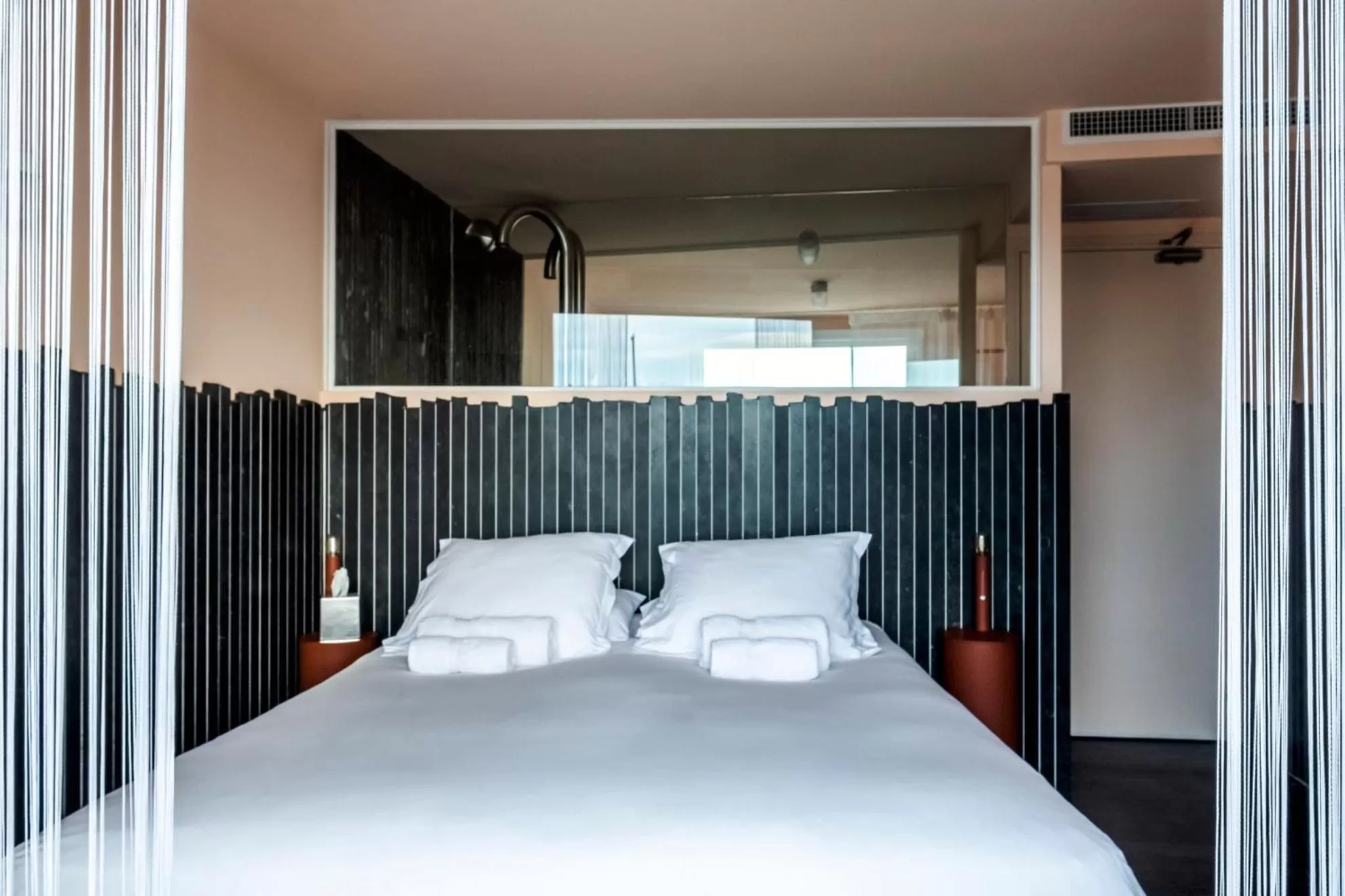 Bed in Hôtel La Reine Jane