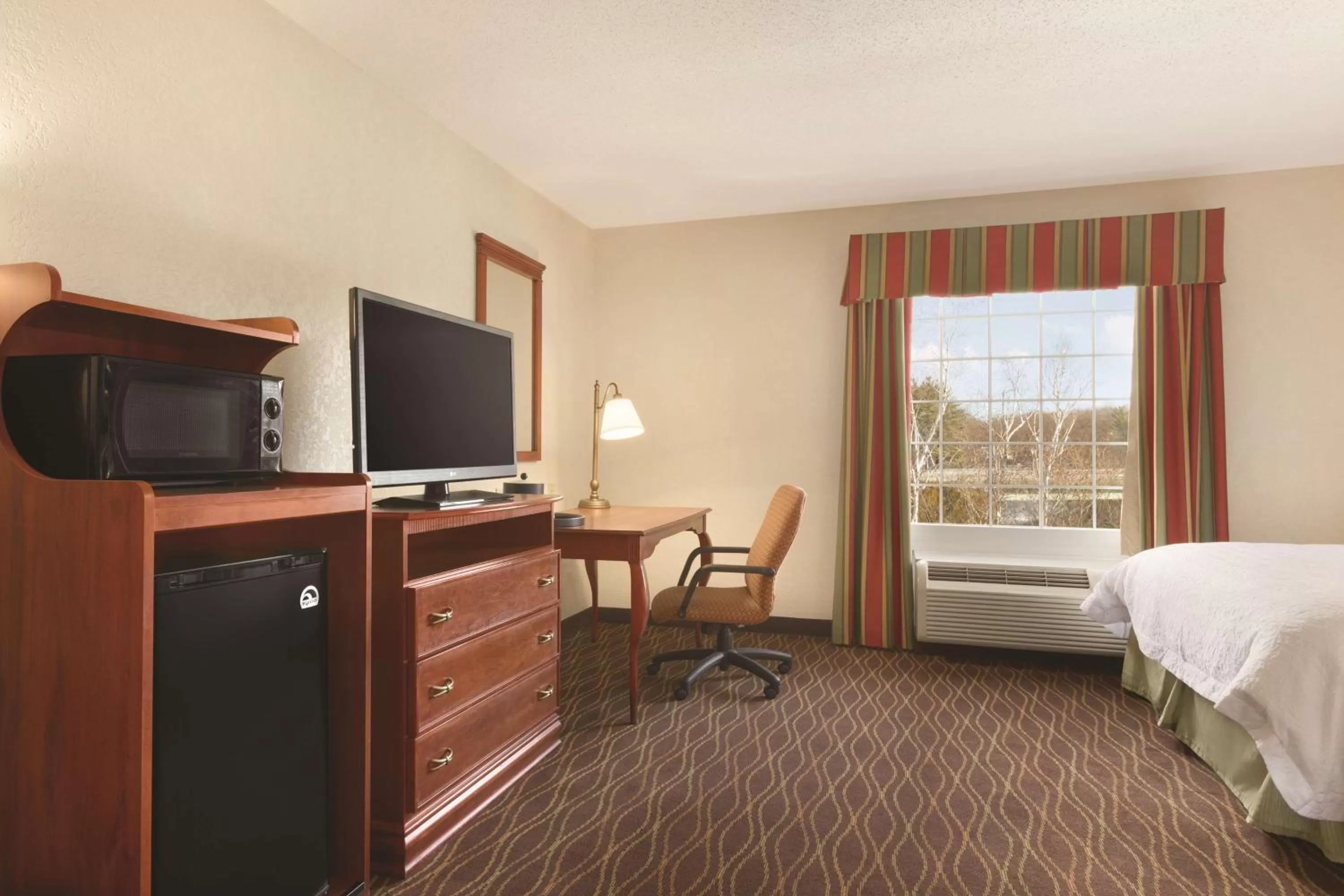 Bed in Hampton Inn & Suites Greenfield