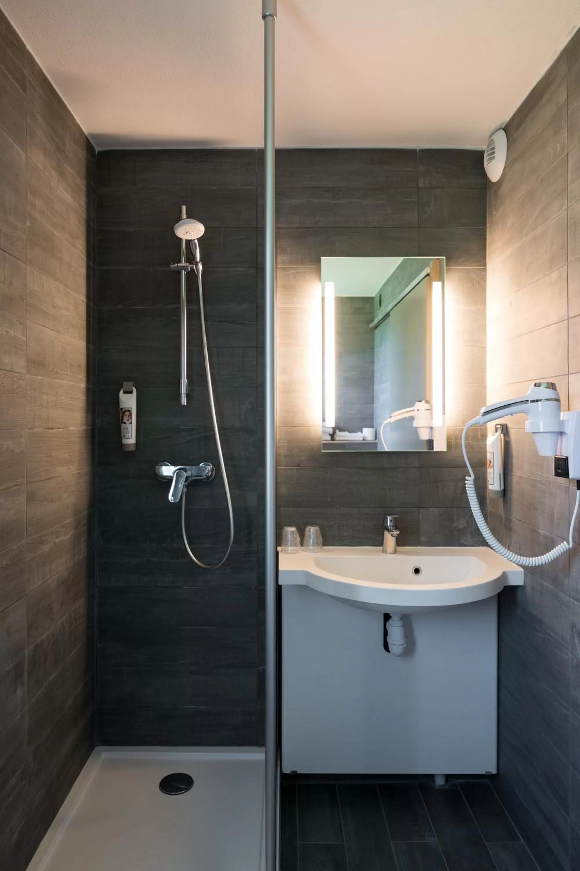 Shower in ibis Carcassonne Est la Cité