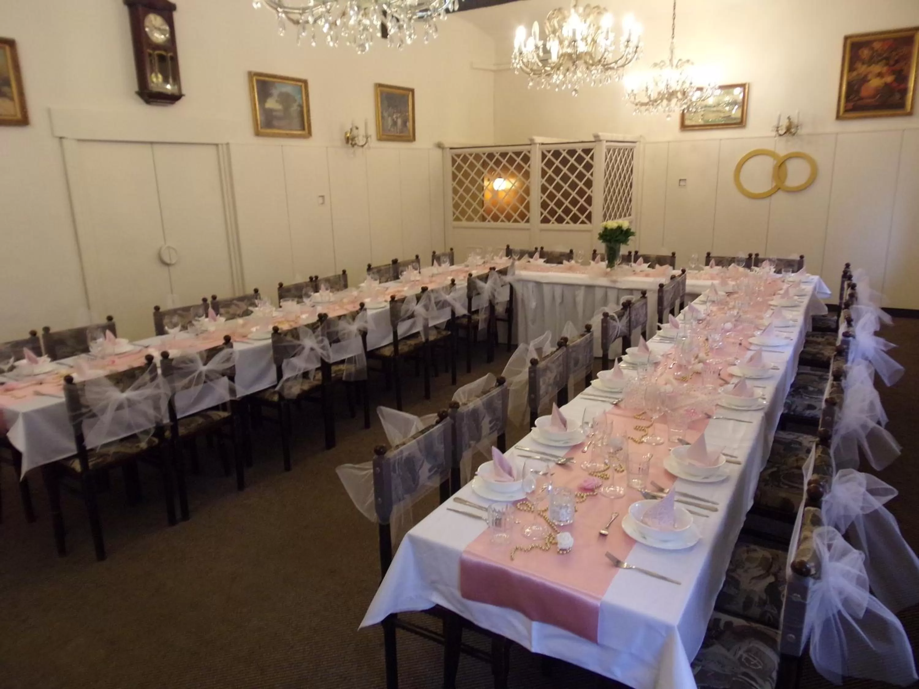 Restaurant/places to eat in Anette Hotel