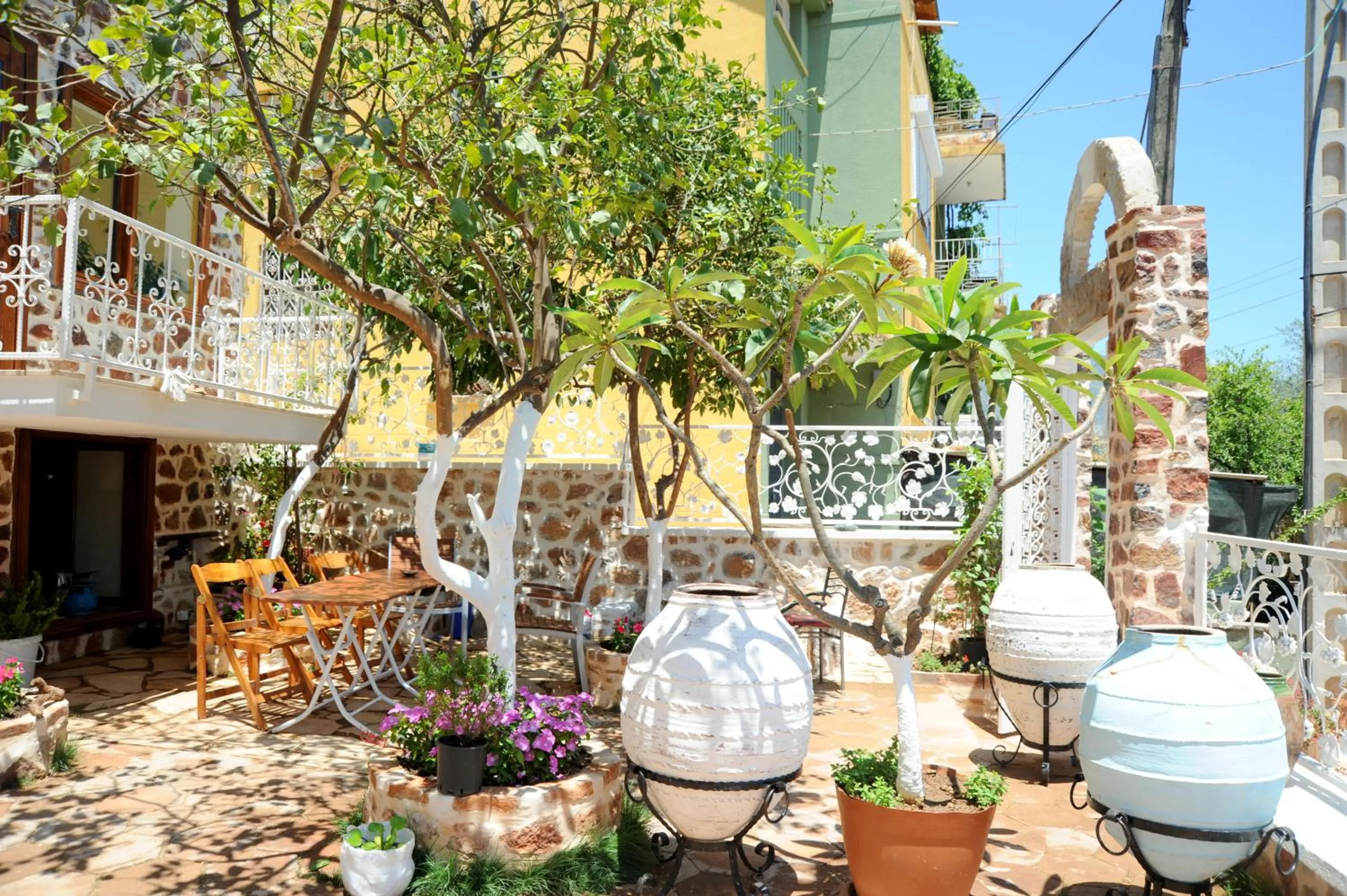 Facade/entrance in Lemon Villa Hotel