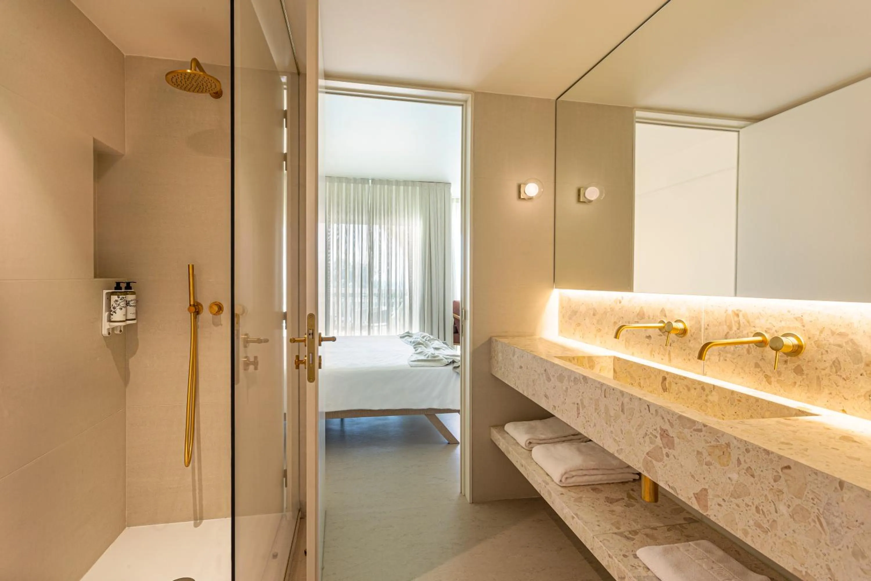 Shower, Bed in OZADI Altura Beach Resort - Eurotel Altura
