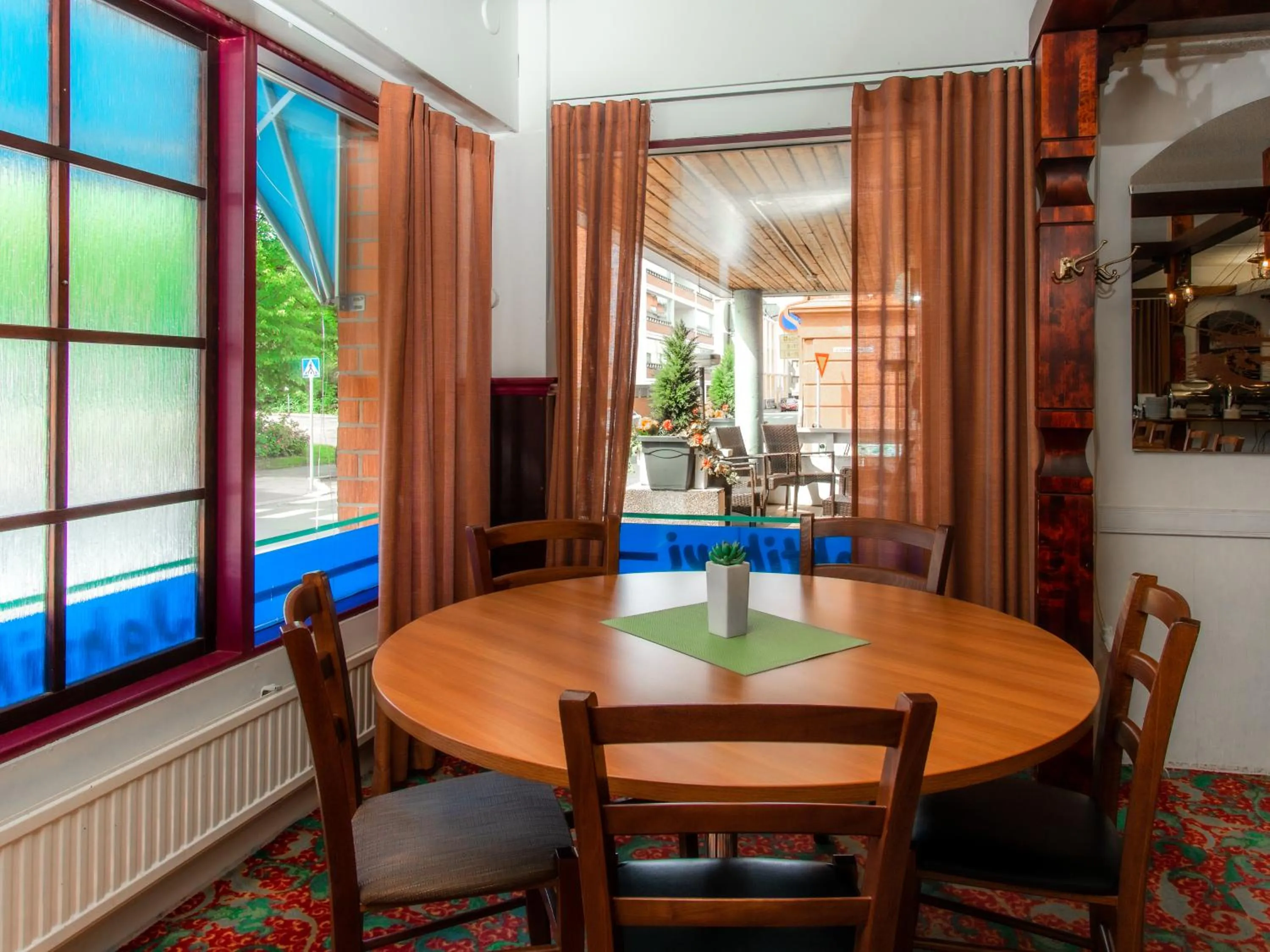 Restaurant/places to eat in Hotel Jahtihovi