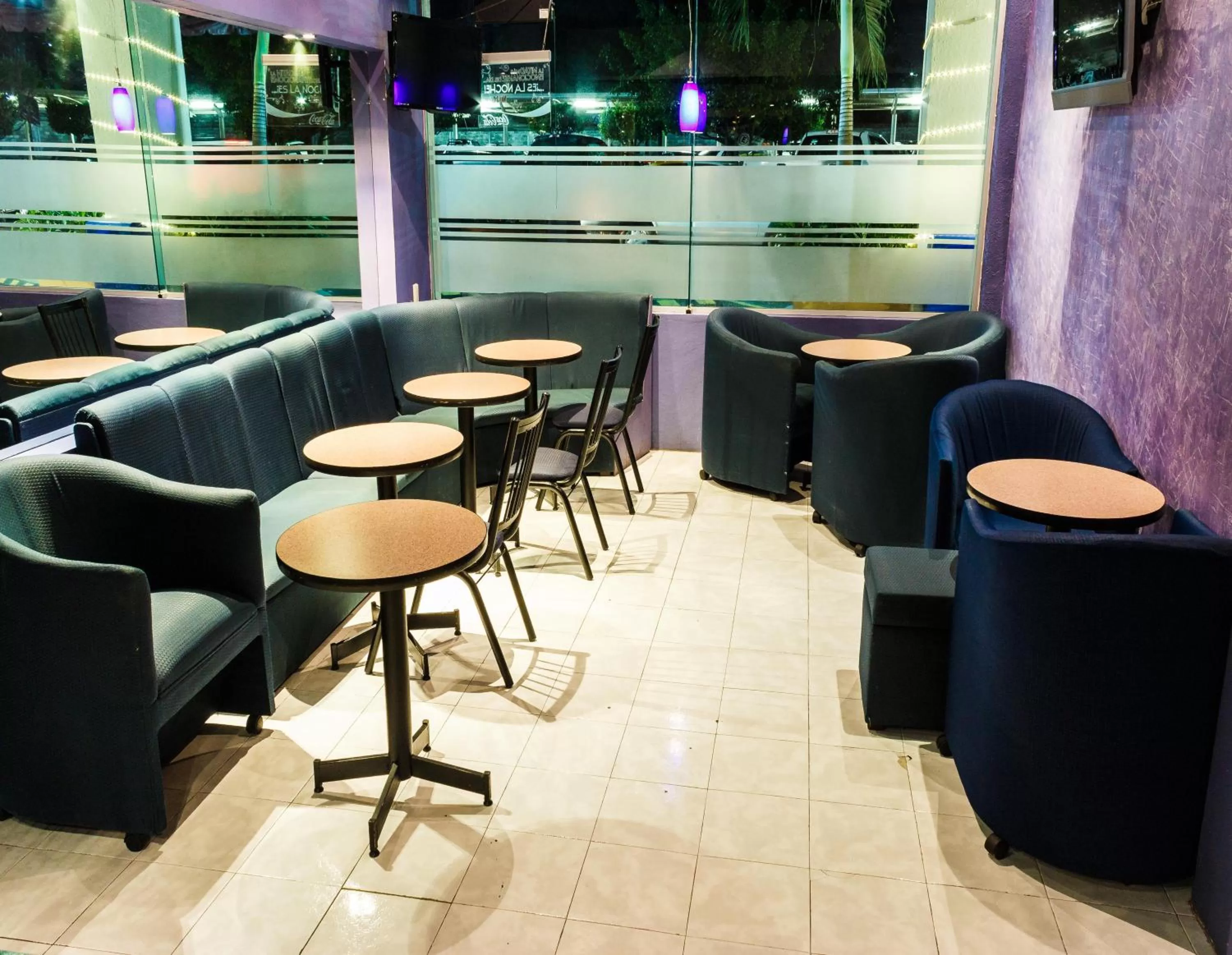 Restaurant/places to eat in Plaza Inn Express