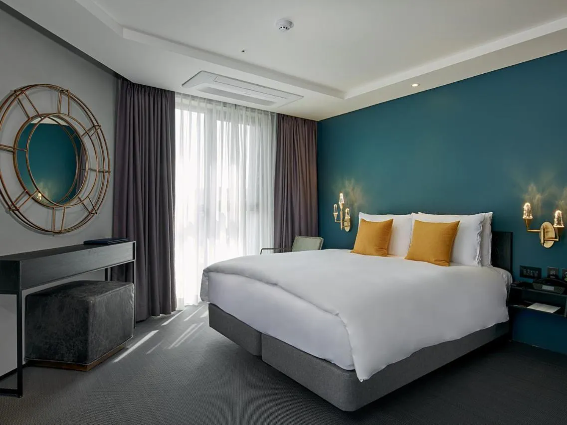 Bedroom, Bed in Hotel Alice and Trunk