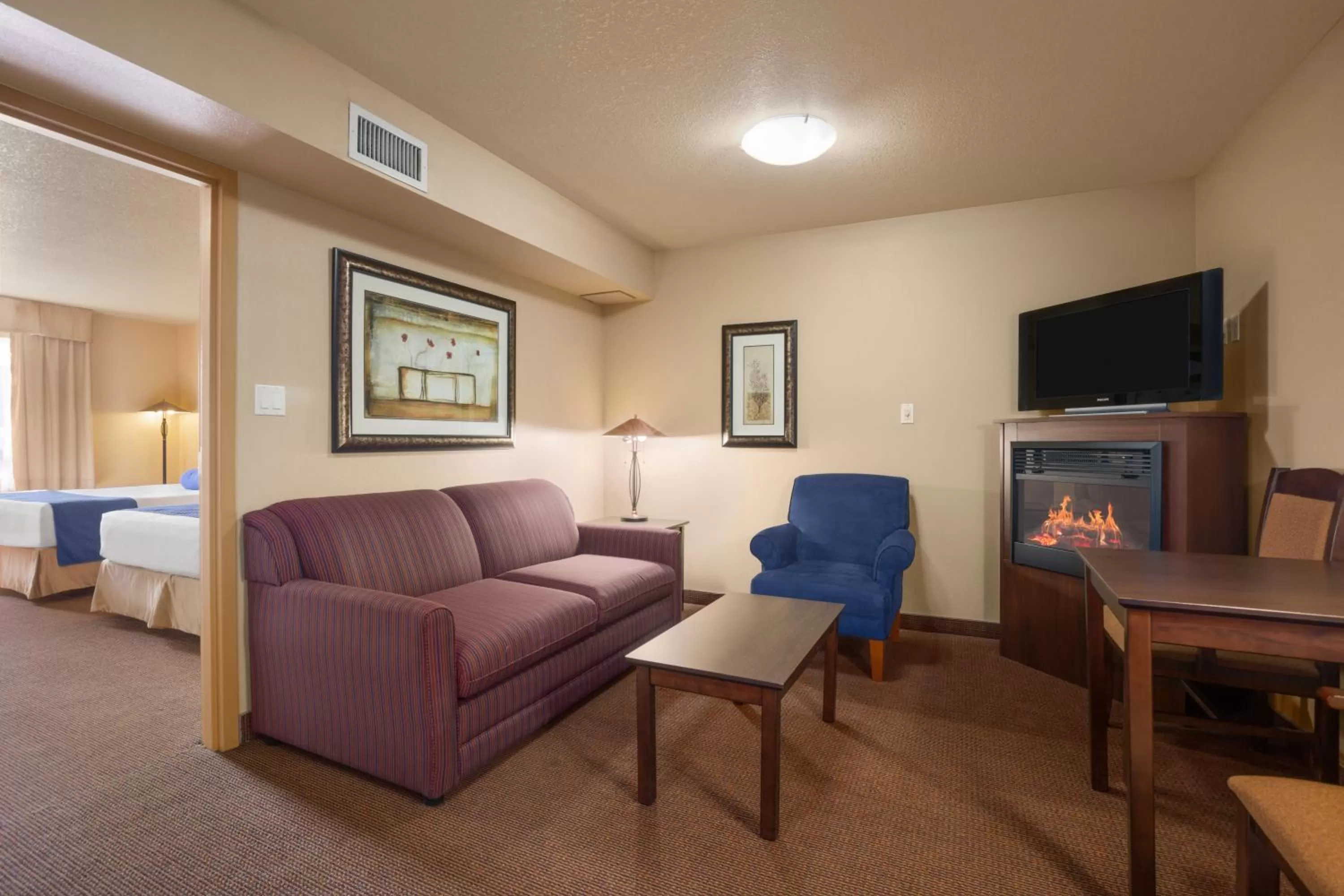 Living room, Bed in Grande Cache Inn & Suites