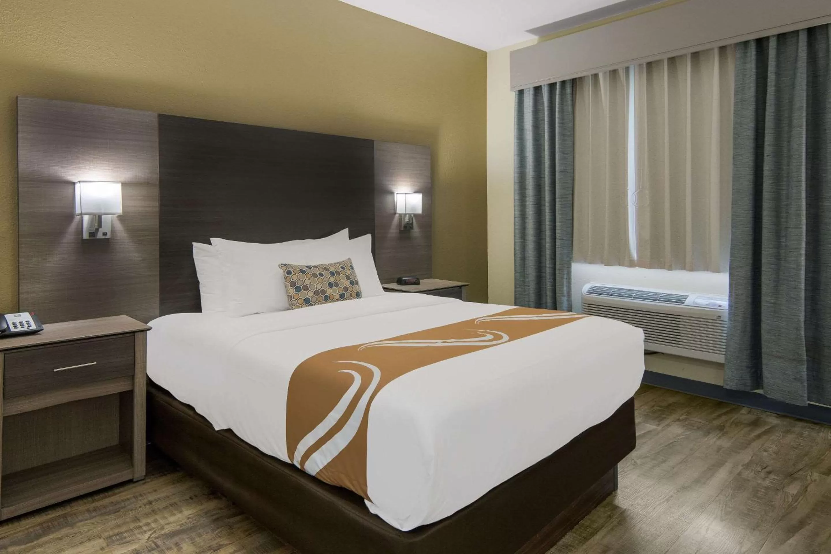 Bedroom, Bed in Quality Inn & Suites Roanoke - Fort Worth North