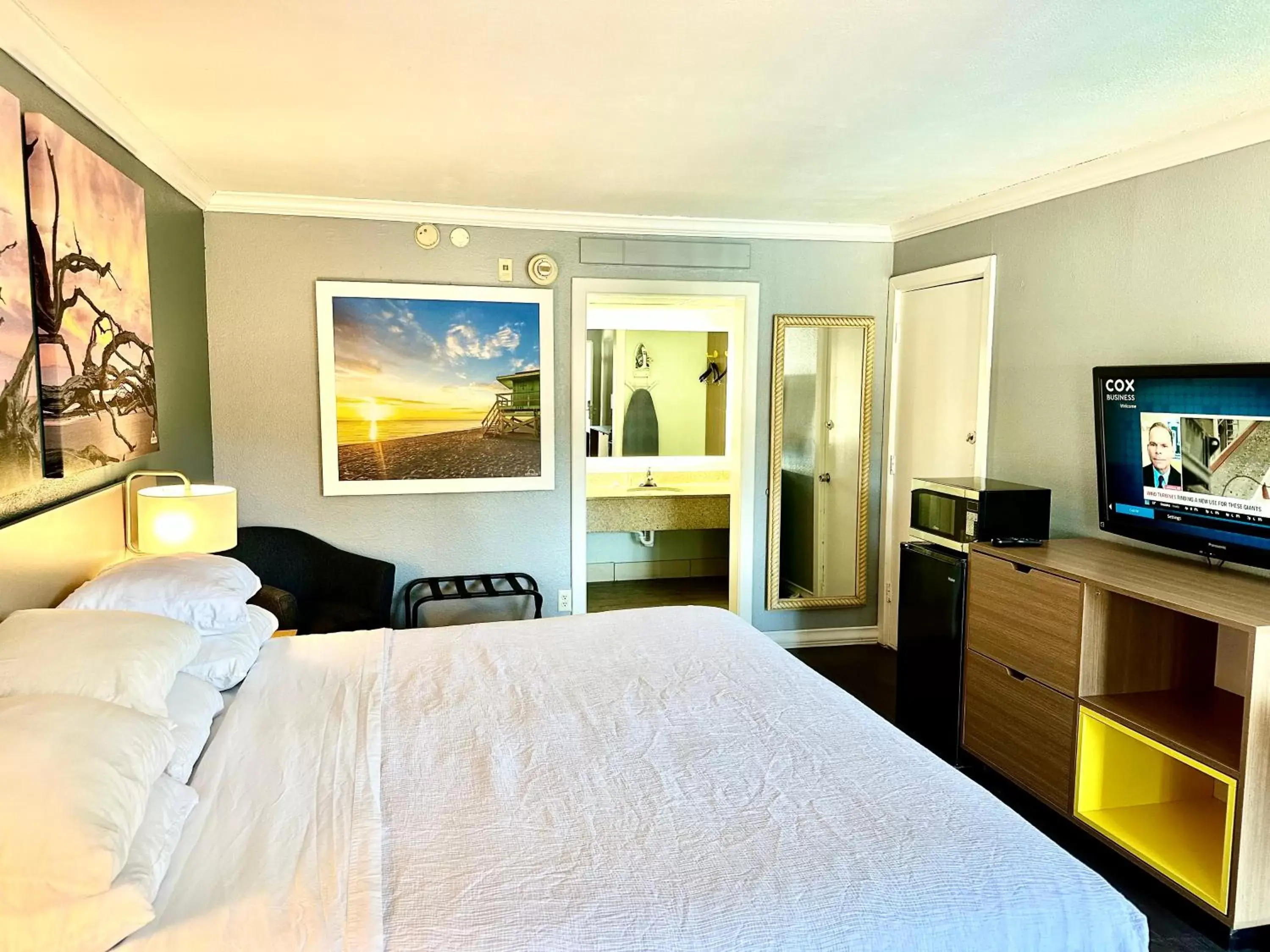 Executive King Room - Non-Smoking in Days Inn by Wyndham Pensacola - Historic Downtown Executive King Room - Non-Smoking in Days Inn by Wyndham Pensacola - Historic Downtown