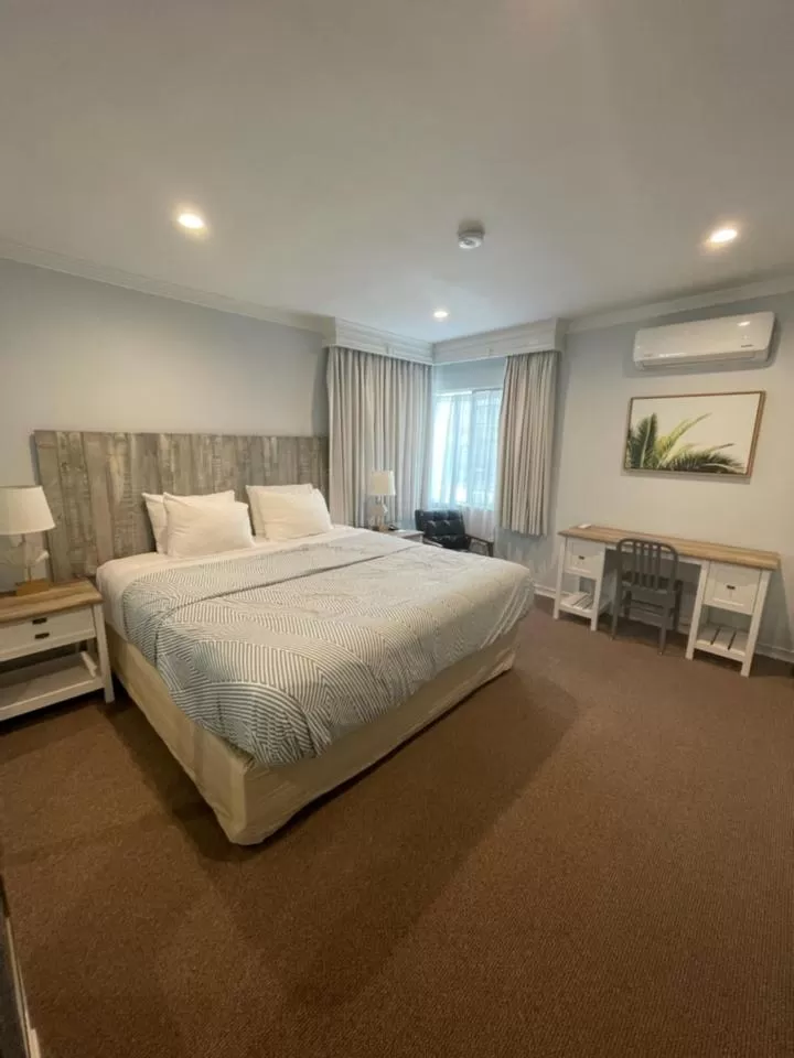 Bed in Ocean Lodge Santa Monica Beach Hotel