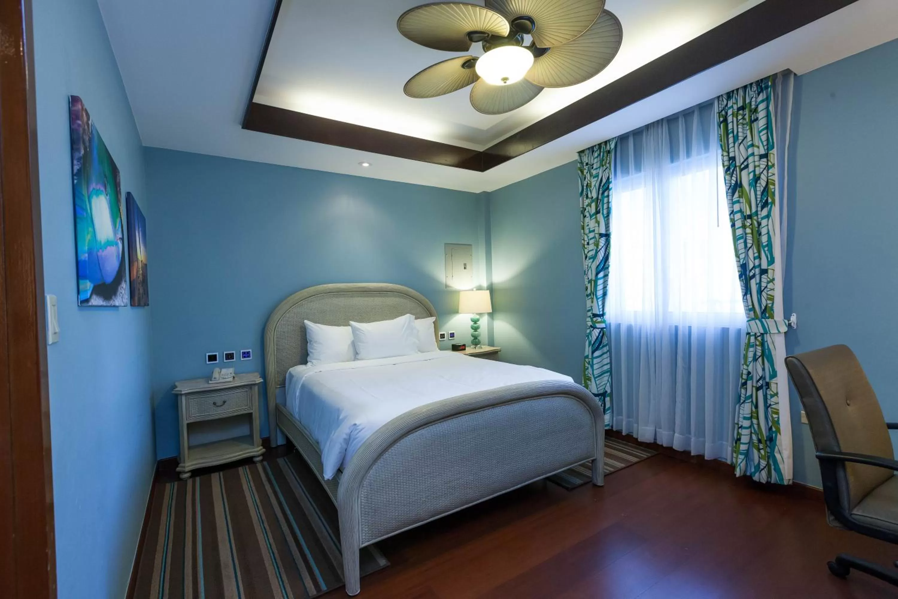 Surfrider Resort Hotel