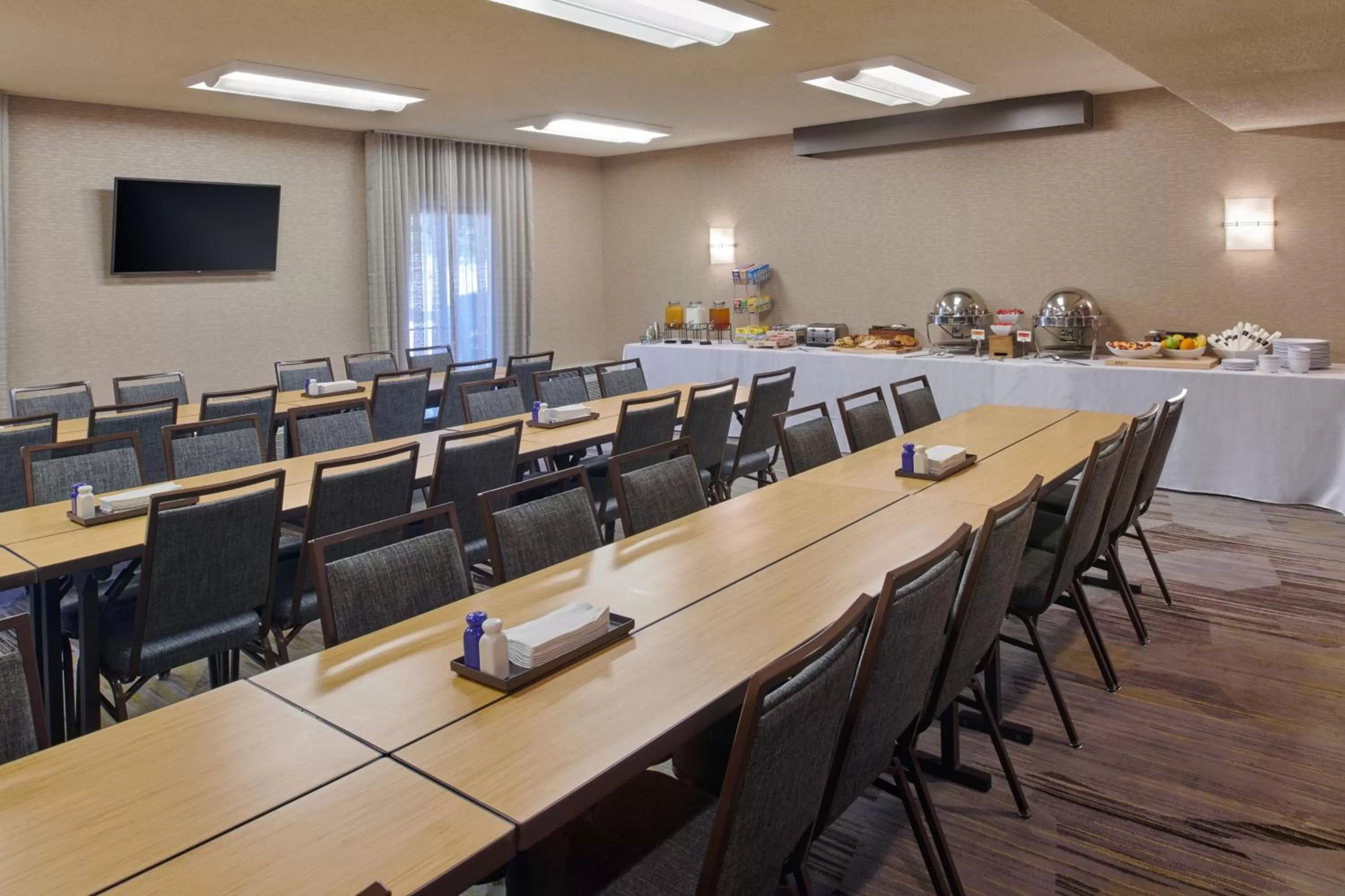 Breakfast in Courtyard Detroit Dearborn