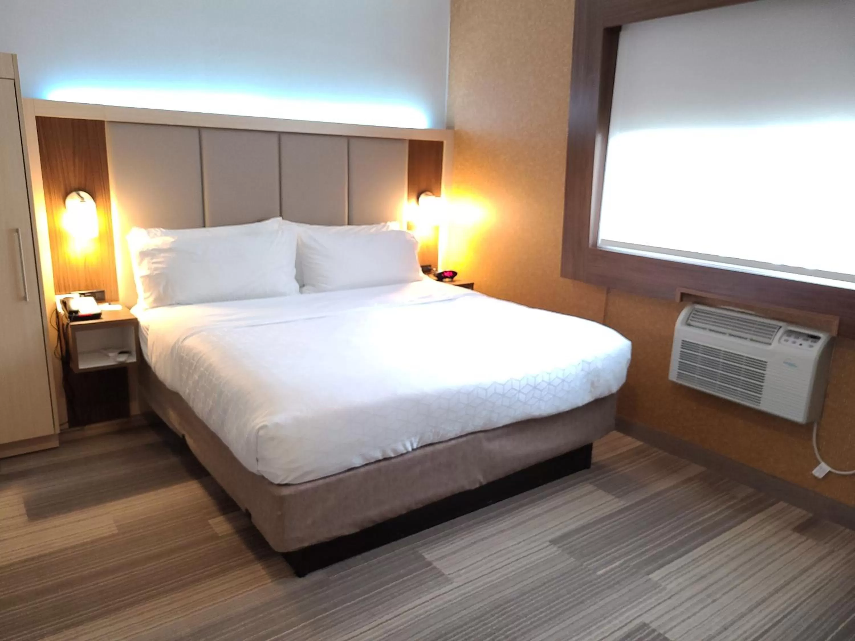 Photo of the whole room, Bed in Best Western Roslyn-Long Island Hotel