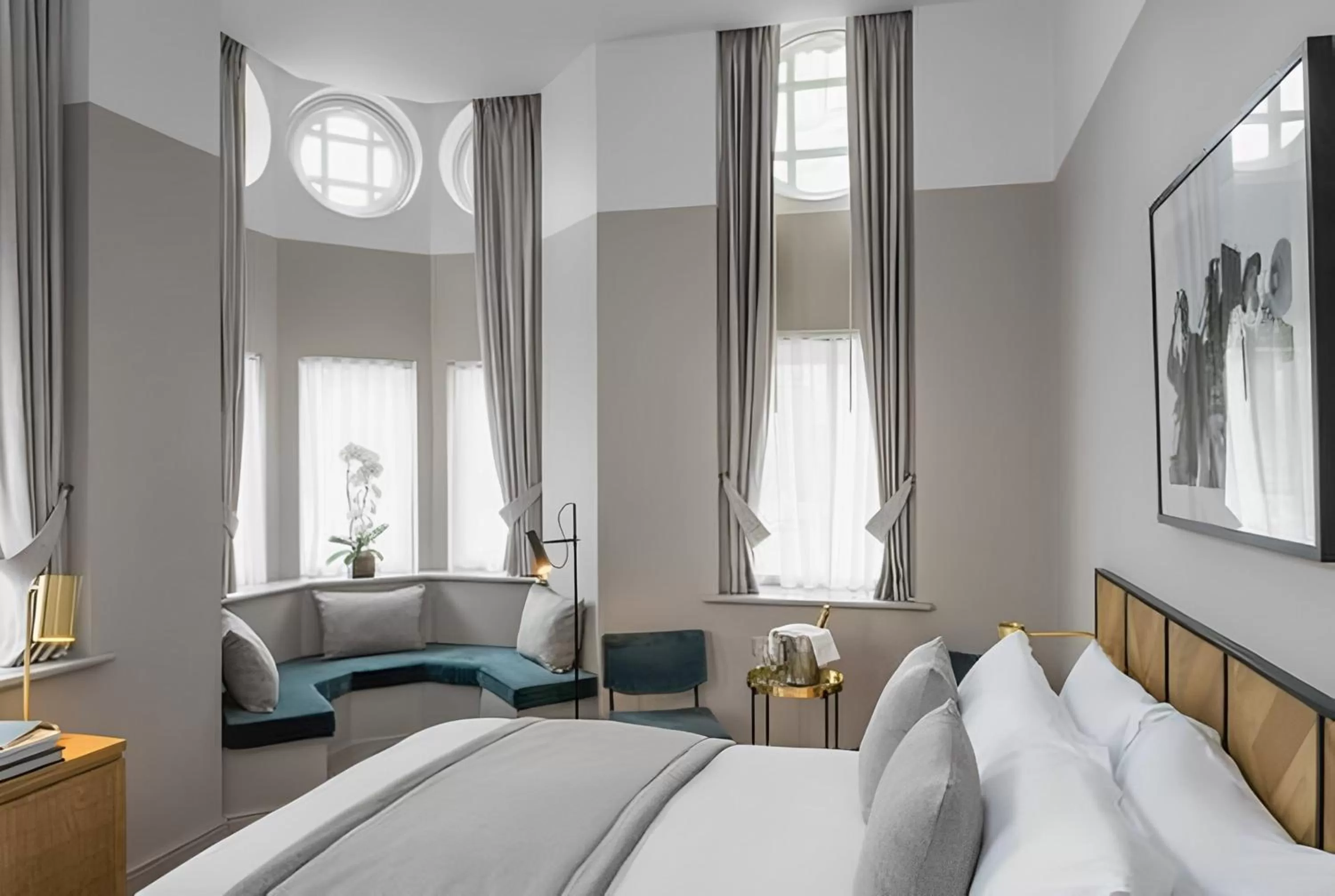 Photo of the whole room, Bed in Victory House Leicester Square